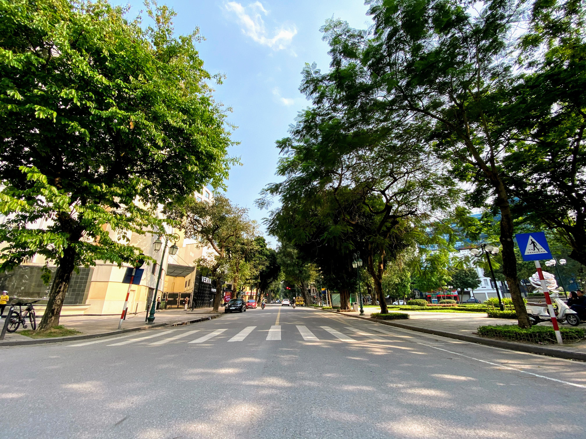 Hà Nội lặng lẽ trước giờ G - Ảnh 24.