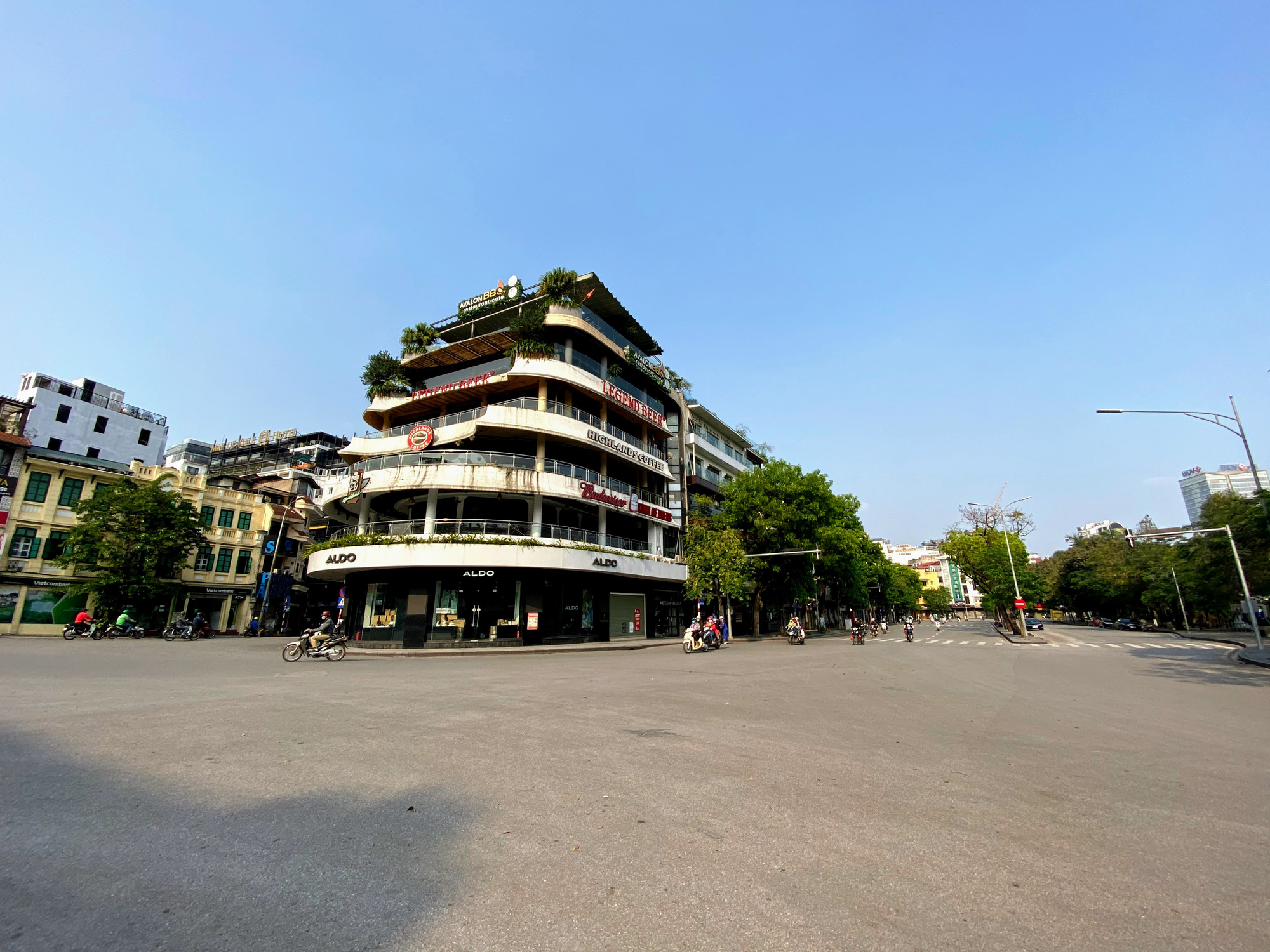 Hà Nội lặng lẽ trước giờ G - Ảnh 7.