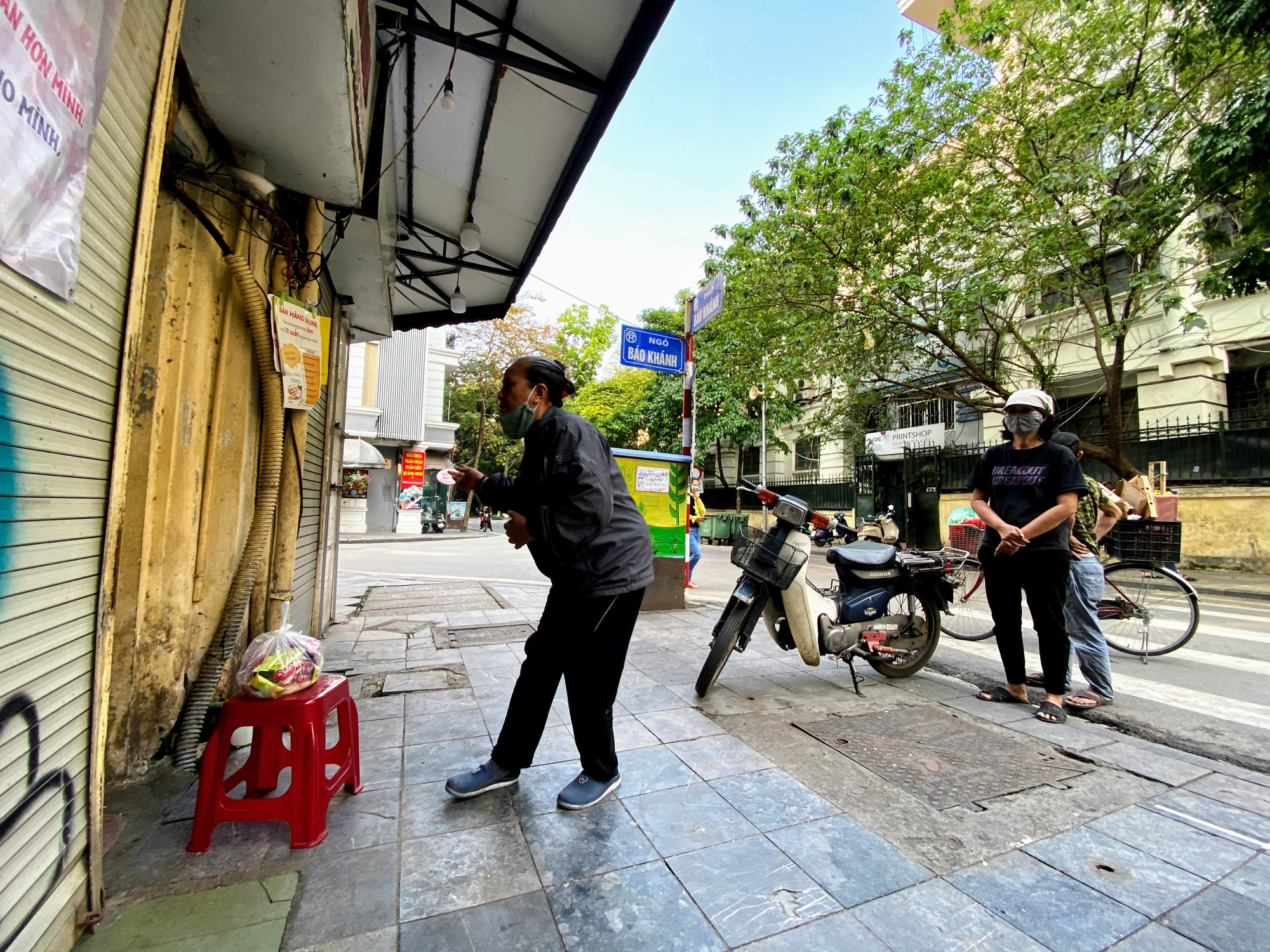 Hà Nội đề xuất cấm các hàng quán không thiết yếu mở cửa trước 9h - Ảnh 2. Hà Nội đề xuất cấm các hàng quán không thiết yếu mở cửa trước 9h - Ảnh 2.