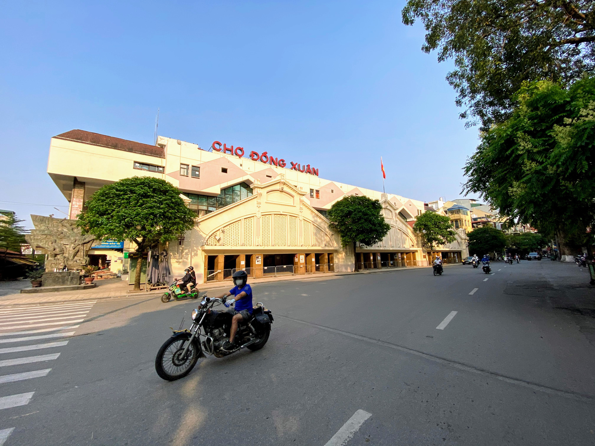 Hà Nội lặng lẽ trước giờ G - Ảnh 20.