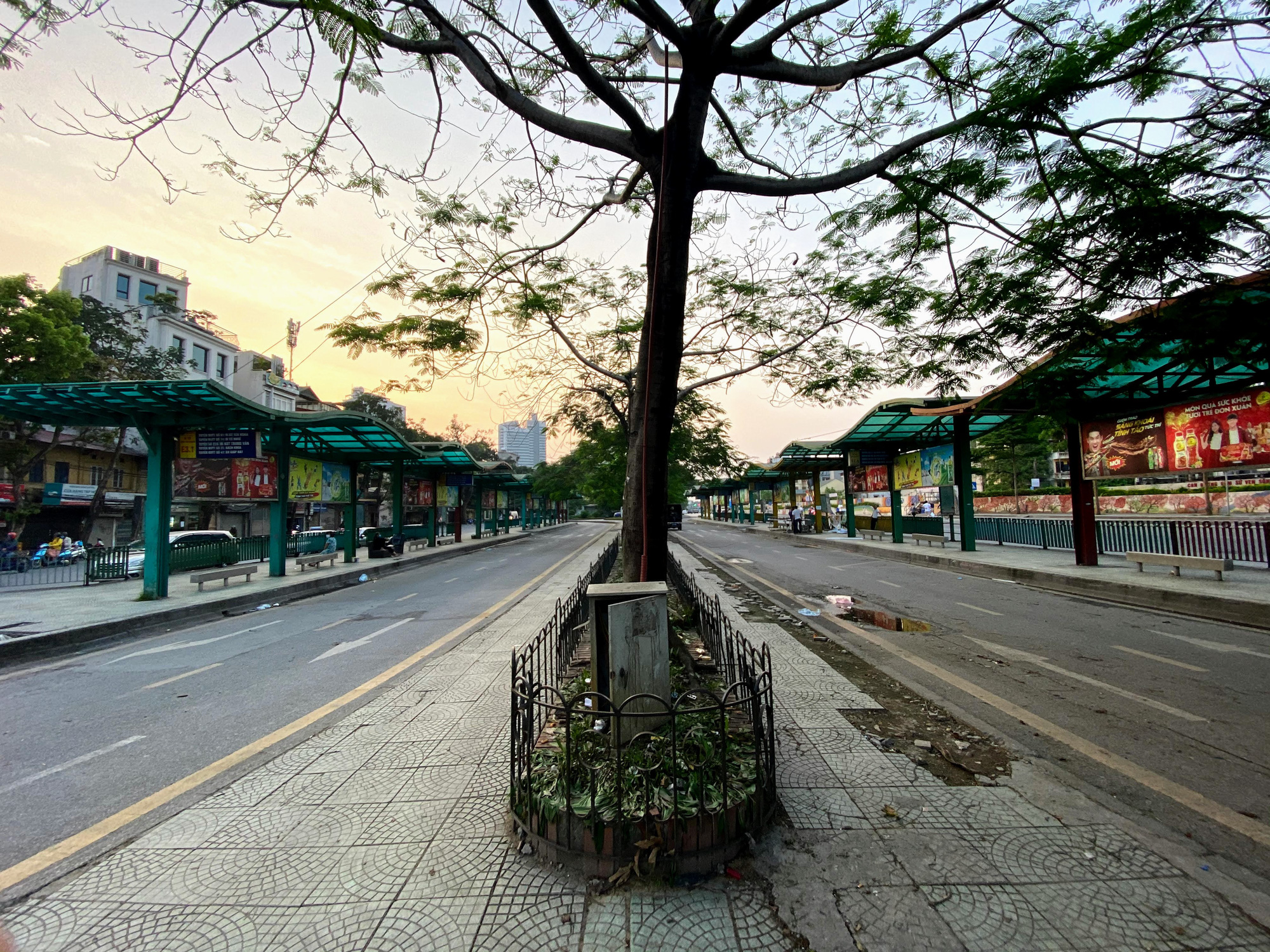 Hà Nội lặng lẽ trước giờ G - Ảnh 19.