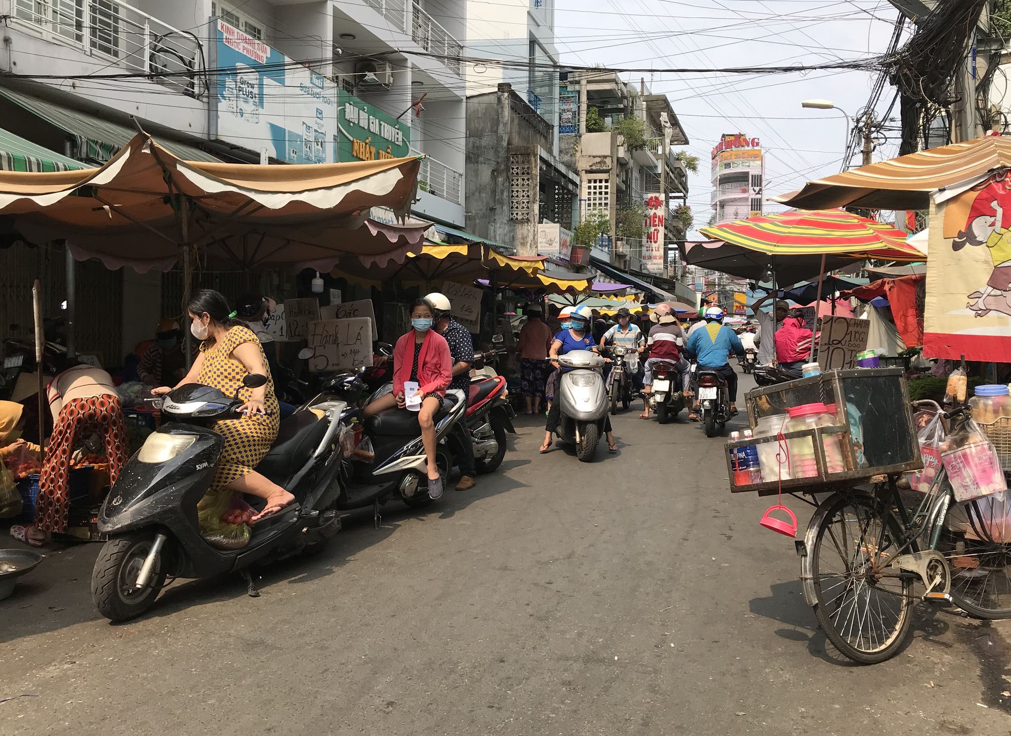 Cửa hàng, quán ăn Sài Gòn nín thở chờ lệnh cách li xã hội - Ảnh 13. Cửa hàng, quán ăn Sài Gòn nín thở chờ lệnh cách li xã hội - Ảnh 13.