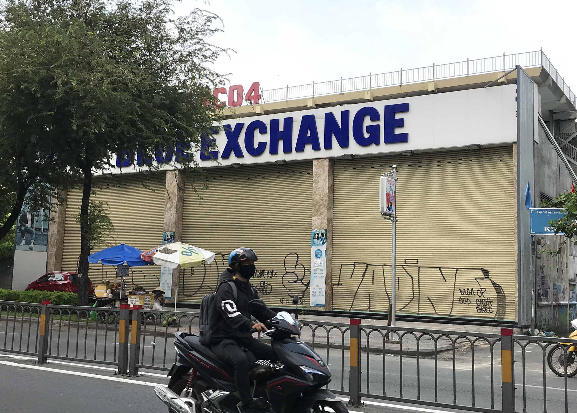 Cửa hàng, quán ăn Sài Gòn nín thở chờ lệnh cách li xã hội - Ảnh 8. Cửa hàng, quán ăn Sài Gòn nín thở chờ lệnh cách li xã hội - Ảnh 8.