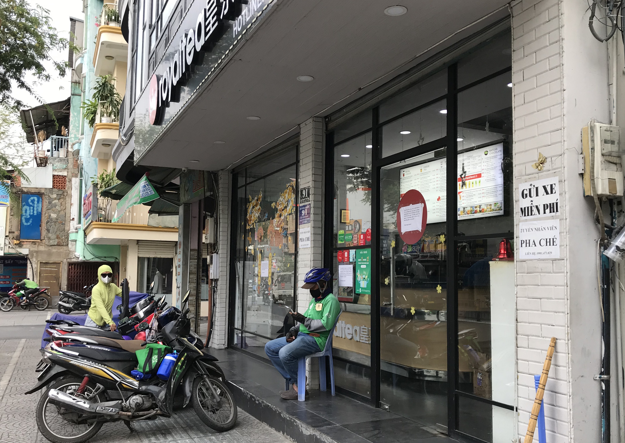 Cửa hàng, quán ăn Sài Gòn nín thở chờ lệnh cách li xã hội - Ảnh 10. Cửa hàng, quán ăn Sài Gòn nín thở chờ lệnh cách li xã hội - Ảnh 10.