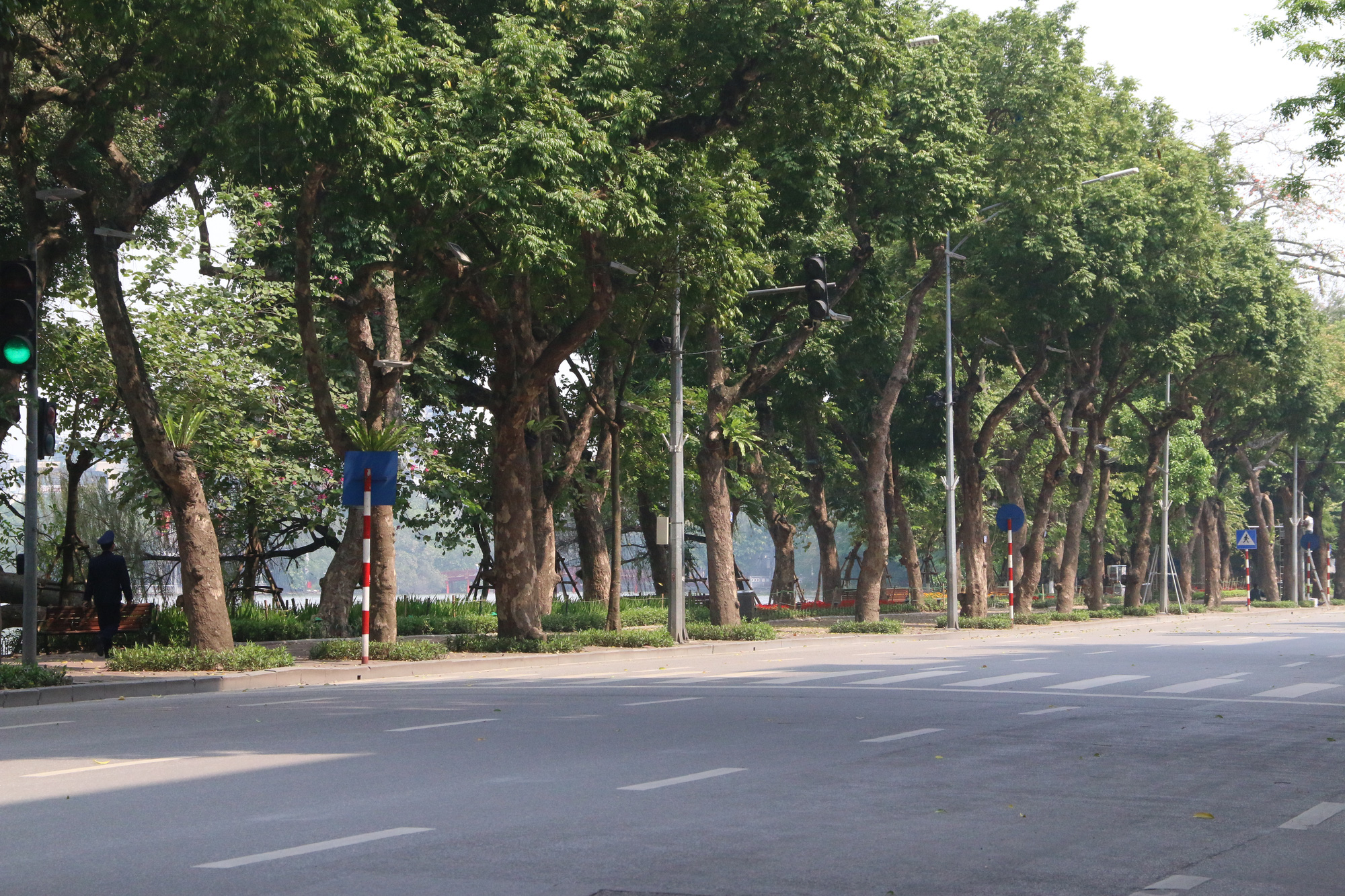 Hình ảnh Hà Nội ngày thứ 15 cách li xã hội, người dân ra đường ngày một đông - Ảnh 9.