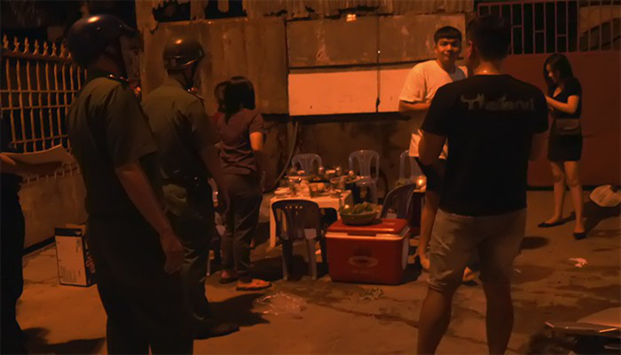 Nha Trang: Xử phạt 18 trường hợp người nước ngoài tụ tập ăn nhậu không chấp hành Chỉ thị số 16 - Ảnh 1. Nha Trang: Xử phạt 18 trường hợp người nước ngoài tụ tập ăn nhậu không chấp hành Chỉ thị số 16 - Ảnh 1.