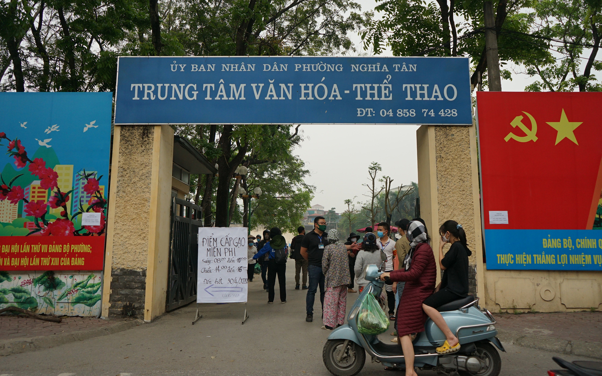Người dân xếp hàng hơn nửa km ở sân vận động chờ lấy gạo ATM - Ảnh 1. Người dân xếp hàng hơn nửa km ở sân vận động chờ lấy gạo ATM - Ảnh 1.
