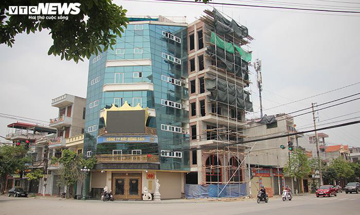 Hai tòa nhà của Đường 'Nhuệ' vi phạm trật tự xây dựng, vẫn đứng sừng sững - Ảnh 2. Hai tòa nhà của Đường 'Nhuệ' vi phạm trật tự xây dựng, vẫn đứng sừng sững - Ảnh 2.