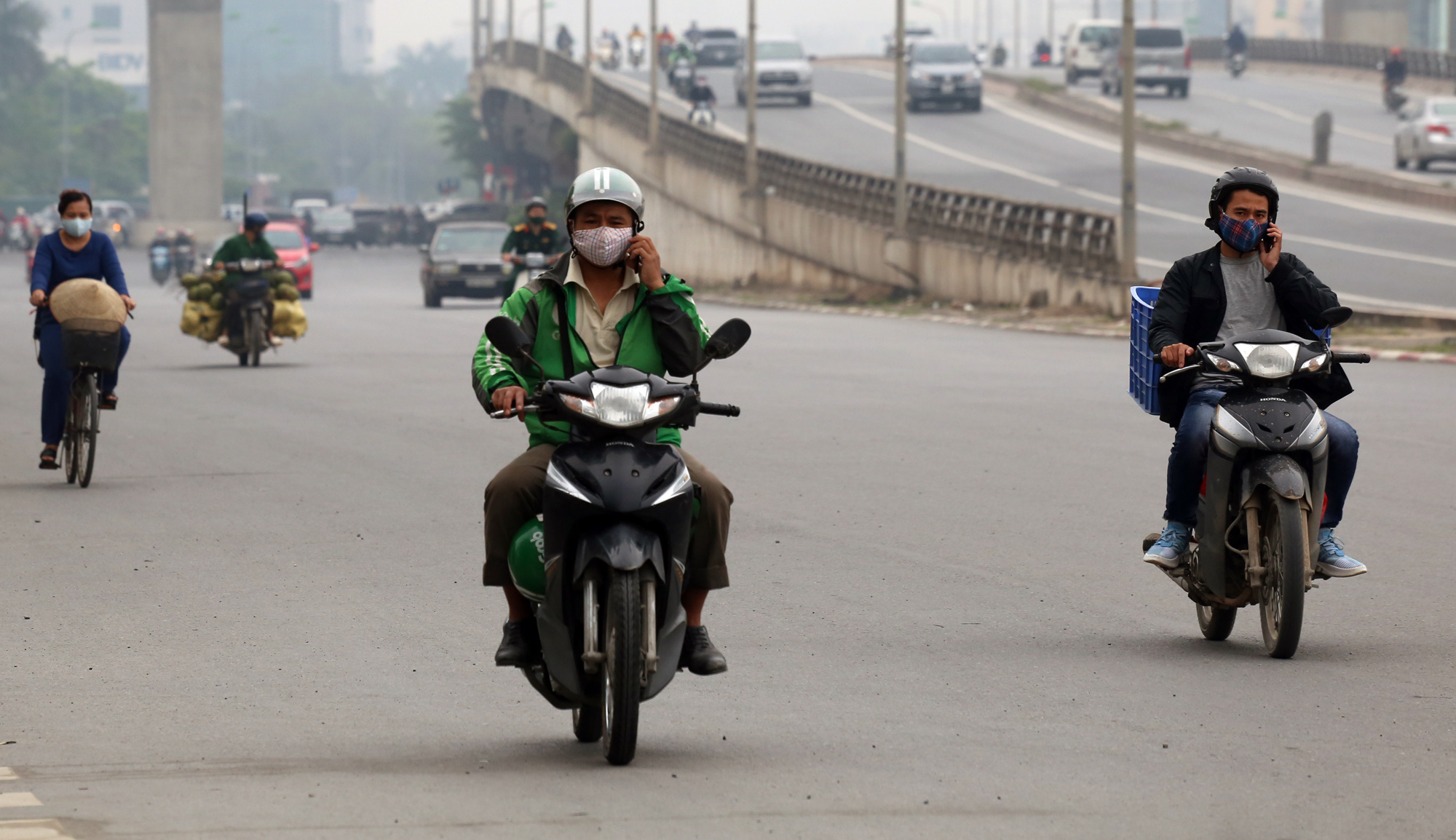 Cách li xã hội phòng Covid-19, phương tiện giao thông giảm: Hà Nội vẫn mờ mịt vì ô nhiễm không khí - Ảnh 11. Cách li xã hội phòng Covid-19, phương tiện giao thông giảm: Hà Nội vẫn mờ mịt vì ô nhiễm không khí - Ảnh 11.