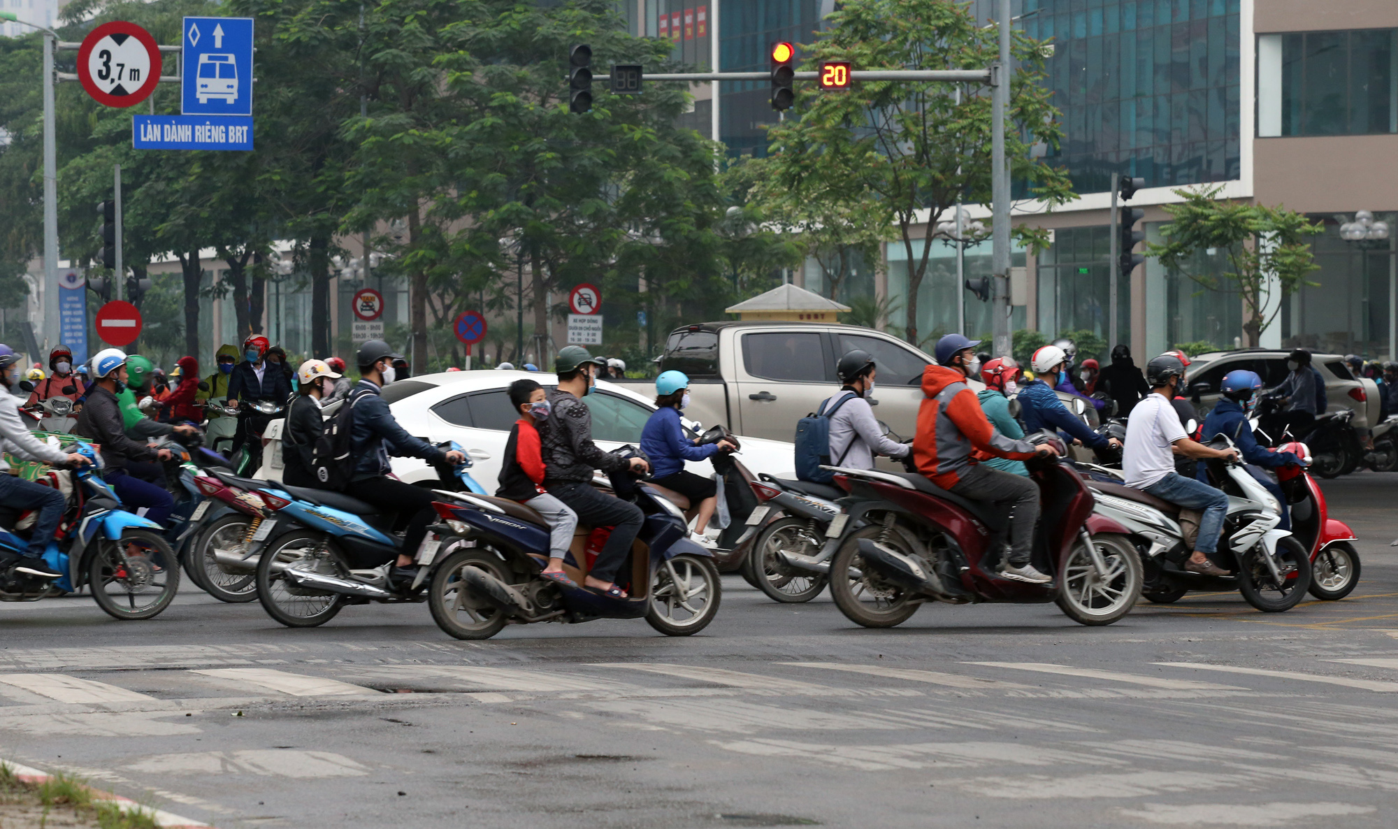 Người xe chen kín ngã tư chờ đèn đỏ ở Hà Nội giữa dịch Covid-19 - Ảnh 11.