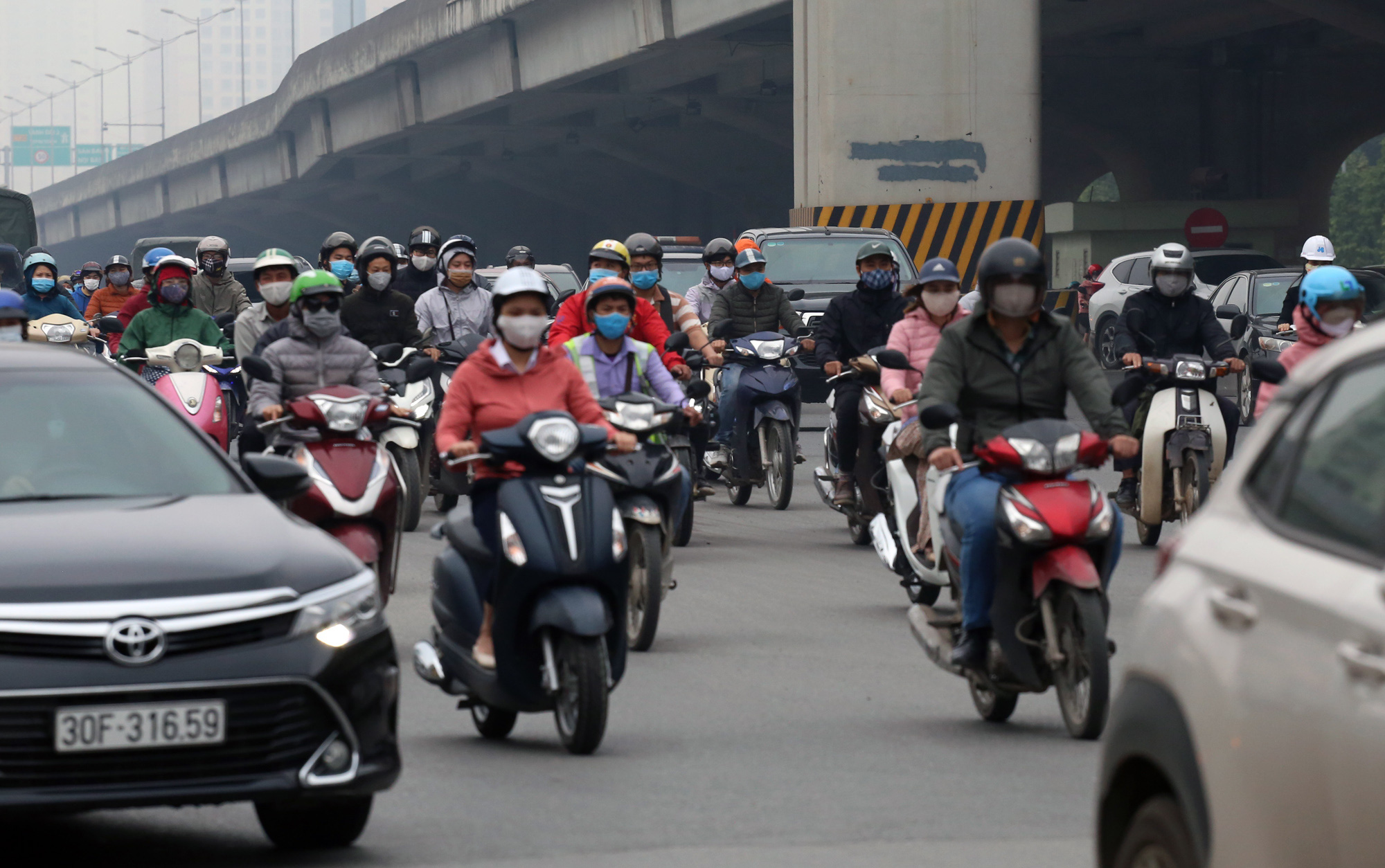 Người xe chen kín ngã tư chờ đèn đỏ ở Hà Nội giữa dịch Covid-19 - Ảnh 12.