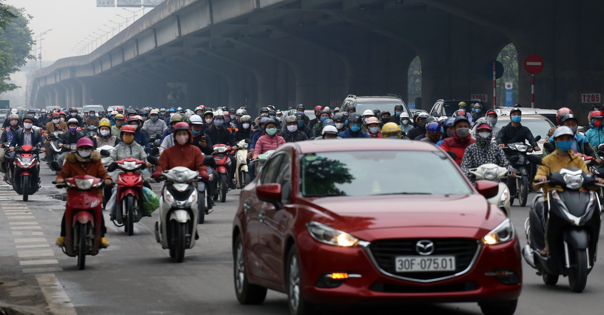 Người xe chen kín ngã tư chờ đèn đỏ ở Hà Nội giữa dịch Covid-19 - Ảnh 14.