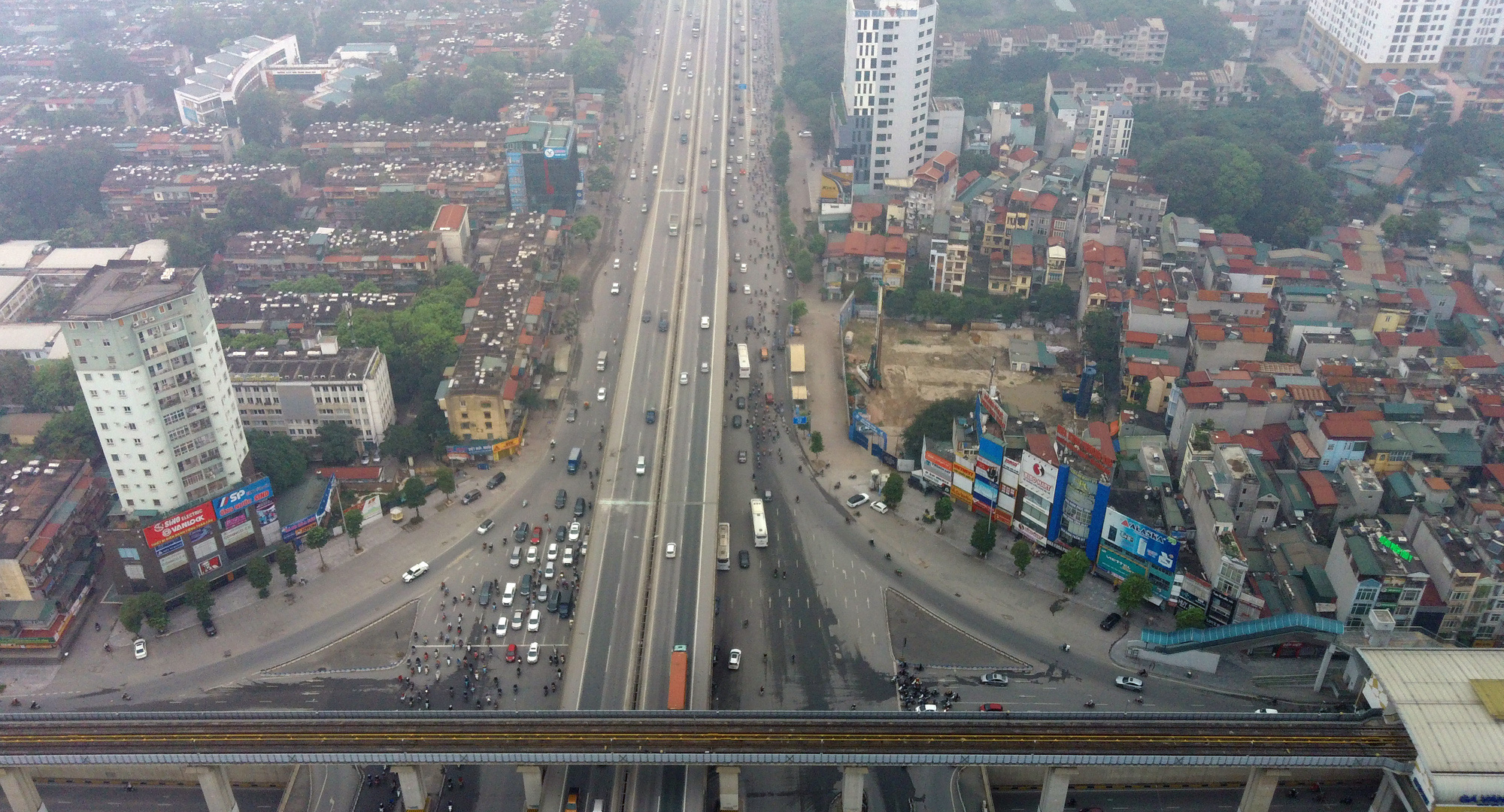 Người xe chen kín ngã tư chờ đèn đỏ ở Hà Nội giữa dịch Covid-19 - Ảnh 4.