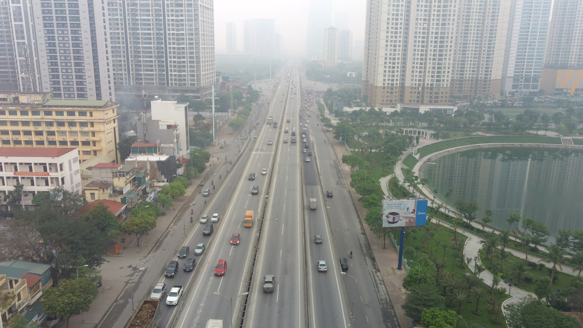 Cách li xã hội phòng Covid-19, phương tiện giao thông giảm: Hà Nội vẫn mờ mịt vì ô nhiễm không khí - Ảnh 5. Cách li xã hội phòng Covid-19, phương tiện giao thông giảm: Hà Nội vẫn mờ mịt vì ô nhiễm không khí - Ảnh 5.