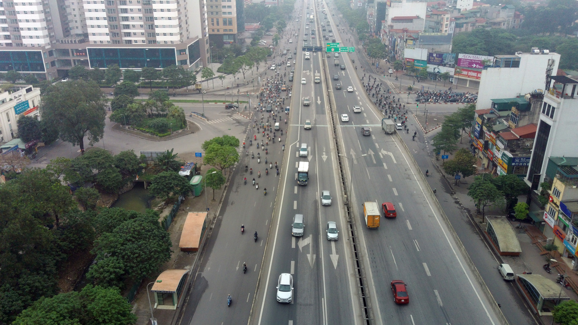 Người xe chen kín ngã tư chờ đèn đỏ ở Hà Nội giữa dịch Covid-19 - Ảnh 5.