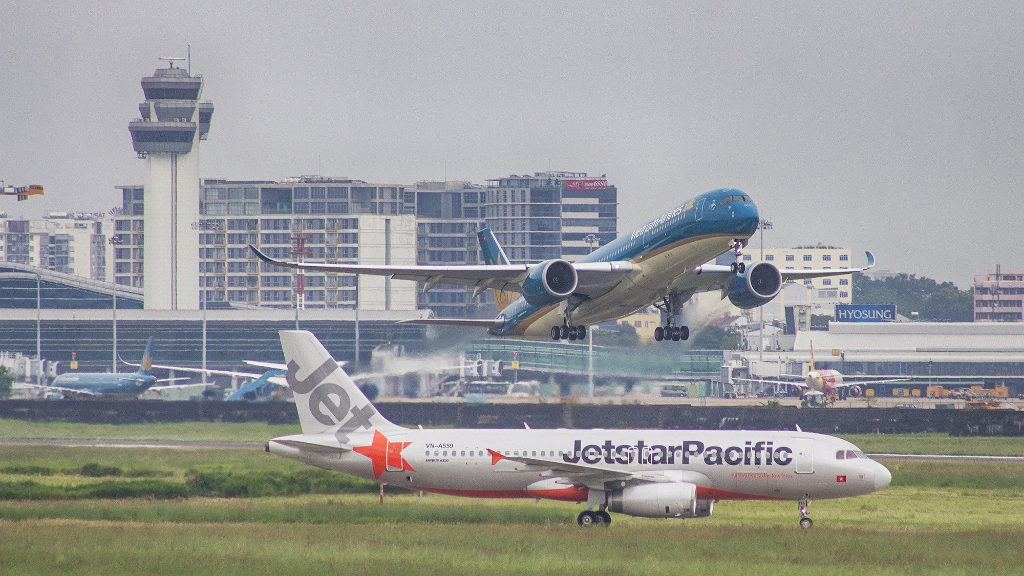 Vietnam Airlines và Jetstar Pacific tăng tần suất đường bay nội địa từ 16/4 - Ảnh 1. Vietnam Airlines và Jetstar Pacific tăng tần suất đường bay nội địa từ 16/4 - Ảnh 1.