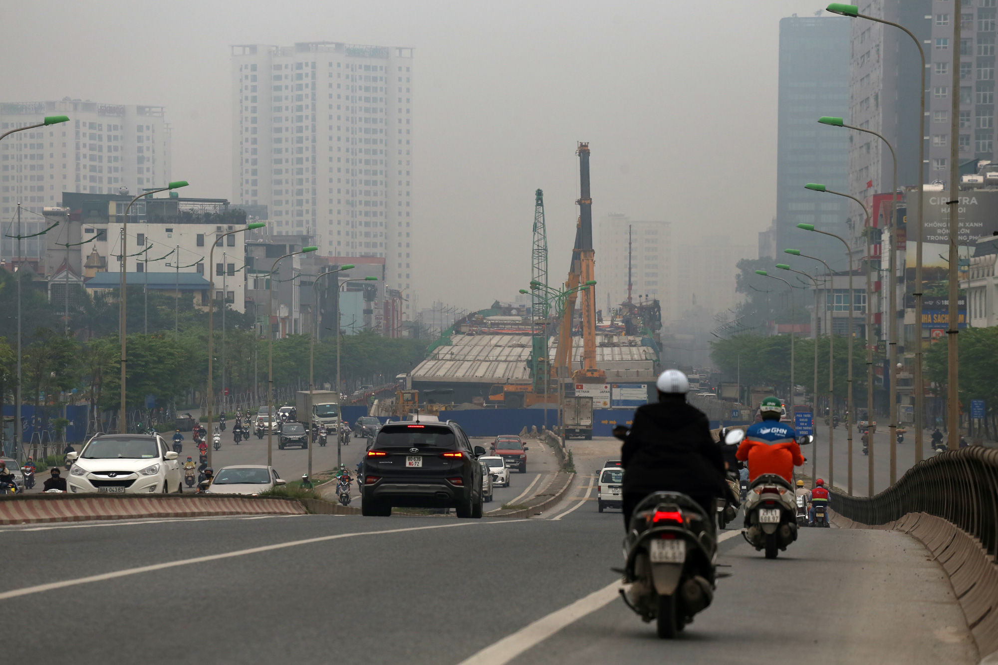 Cách li xã hội phòng Covid-19, phương tiện giao thông giảm: Hà Nội vẫn mờ mịt vì ô nhiễm không khí - Ảnh 7. Cách li xã hội phòng Covid-19, phương tiện giao thông giảm: Hà Nội vẫn mờ mịt vì ô nhiễm không khí - Ảnh 7.