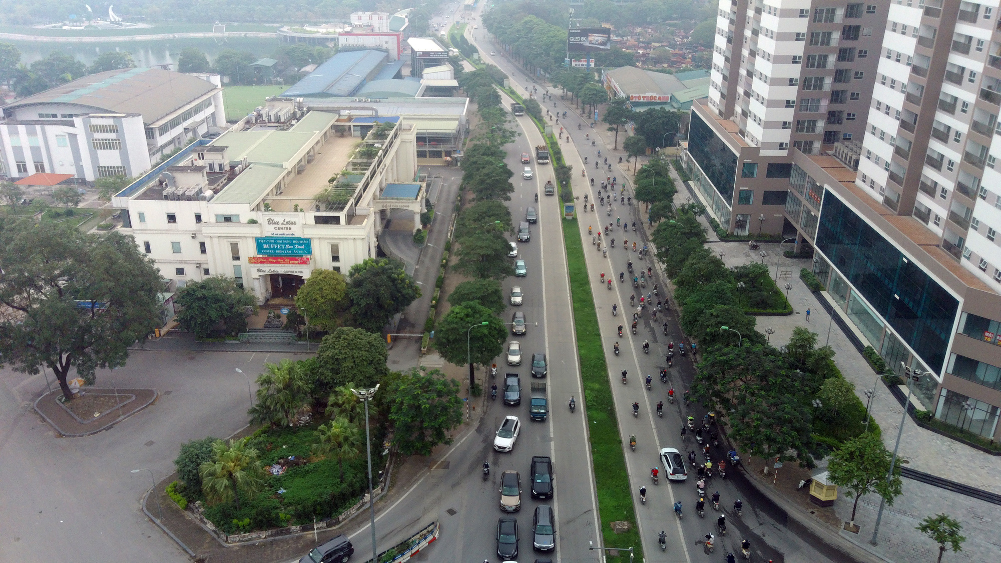 Người xe chen kín ngã tư chờ đèn đỏ ở Hà Nội giữa dịch Covid-19 - Ảnh 7.