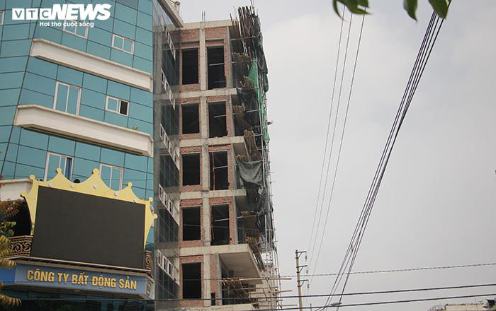 Hai tòa nhà của Đường 'Nhuệ' vi phạm trật tự xây dựng, vẫn đứng sừng sững - Ảnh 8. Hai tòa nhà của Đường 'Nhuệ' vi phạm trật tự xây dựng, vẫn đứng sừng sững - Ảnh 8.