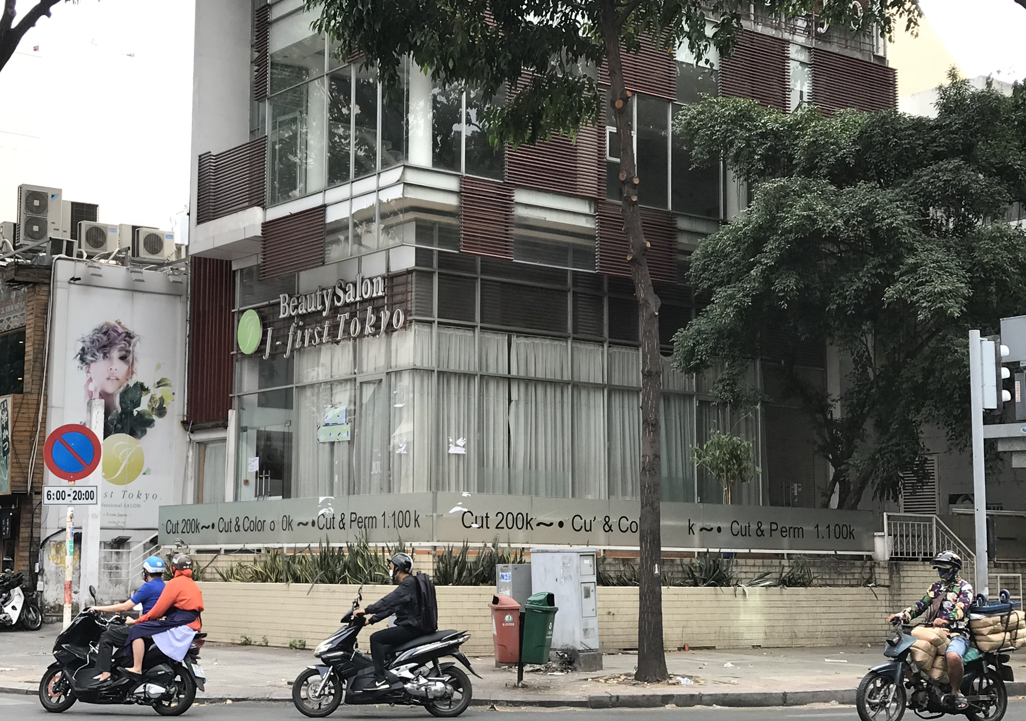 Karaoke, hớt tóc, trung tâm thương mại Sài Gòn tiếp tục đóng cửa, quán ăn hoạt động cầm chừng khi cách li xã hội thêm 1 tuần - Ảnh 7.
