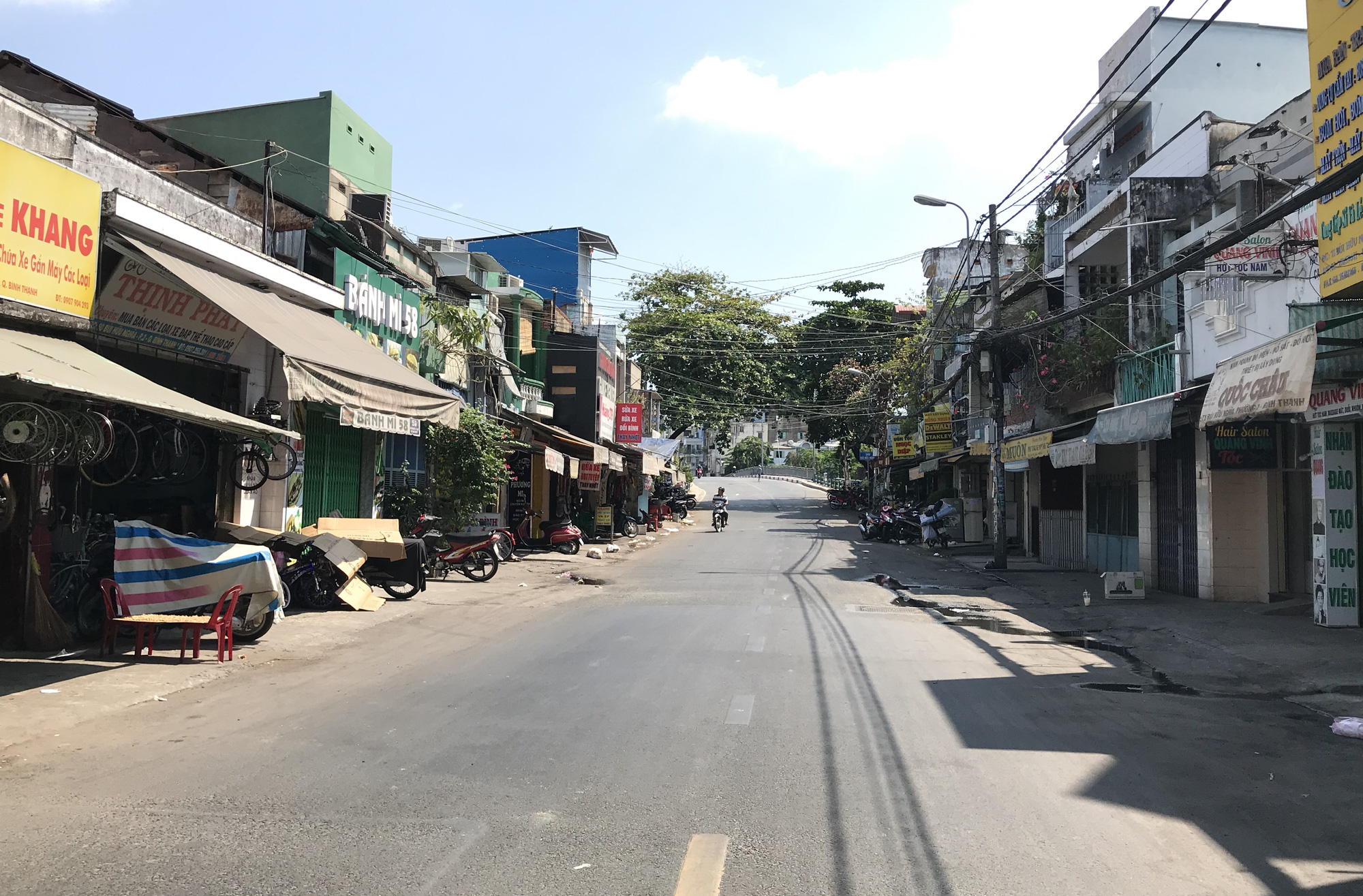 Karaoke, hớt tóc, trung tâm thương mại Sài Gòn tiếp tục đóng cửa, quán ăn hoạt động cầm chừng khi cách li xã hội thêm 1 tuần - Ảnh 2.