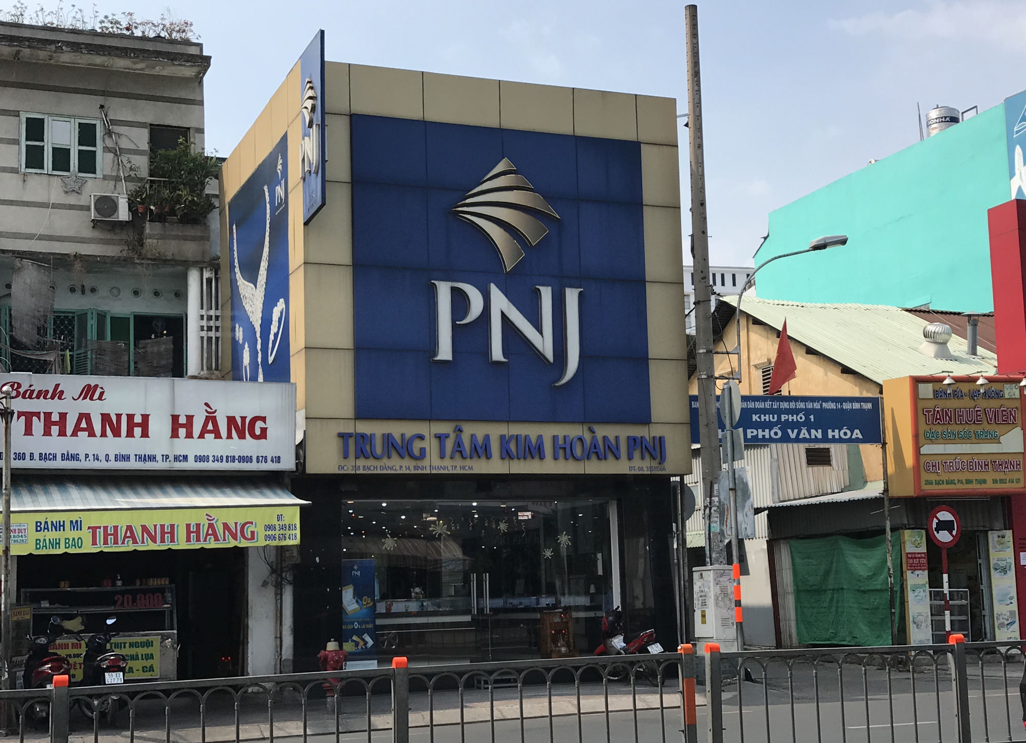 Karaoke, hớt tóc, trung tâm thương mại Sài Gòn tiếp tục đóng cửa, quán ăn hoạt động cầm chừng khi cách li xã hội thêm 1 tuần - Ảnh 16.