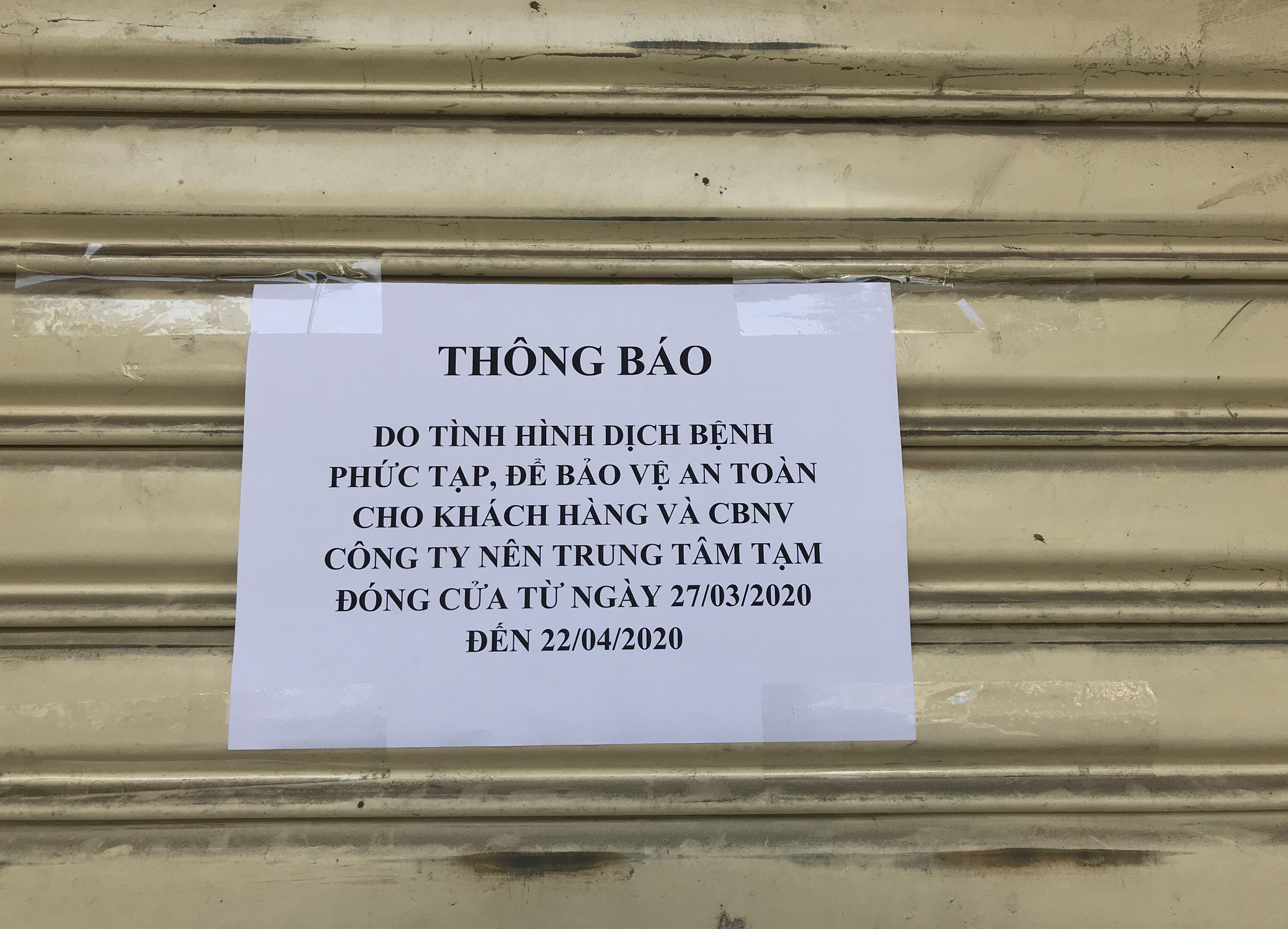 Karaoke, hớt tóc, trung tâm thương mại Sài Gòn tiếp tục đóng cửa, quán ăn hoạt động cầm chừng khi cách li xã hội thêm 1 tuần - Ảnh 3.