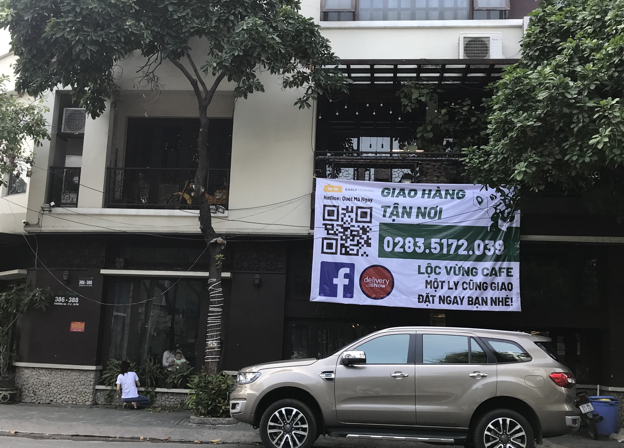Karaoke, hớt tóc, trung tâm thương mại Sài Gòn tiếp tục đóng cửa, quán ăn hoạt động cầm chừng khi cách li xã hội thêm 1 tuần - Ảnh 9.