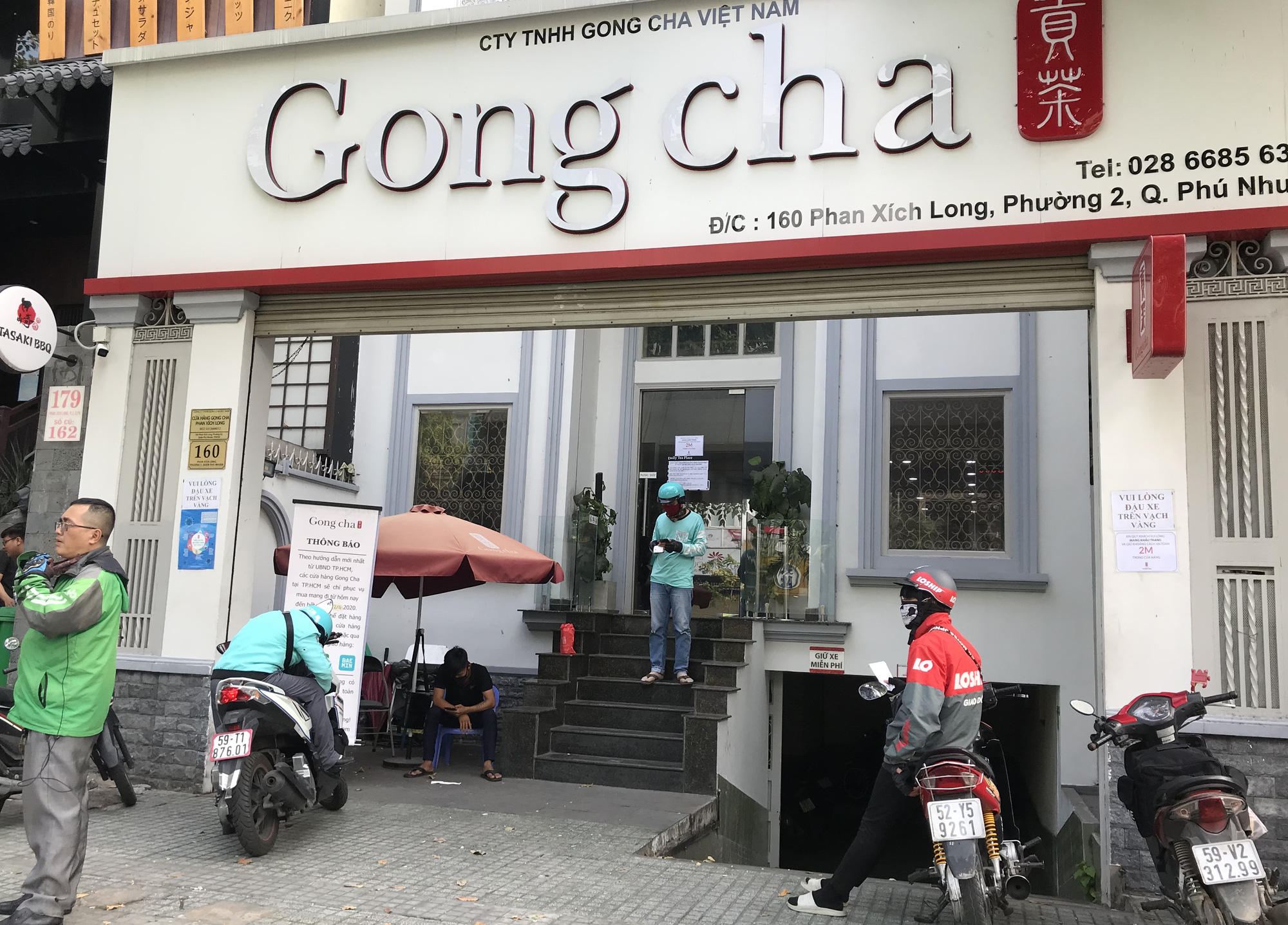 Karaoke, hớt tóc, trung tâm thương mại Sài Gòn tiếp tục đóng cửa, quán ăn hoạt động cầm chừng khi cách li xã hội thêm 1 tuần - Ảnh 10.