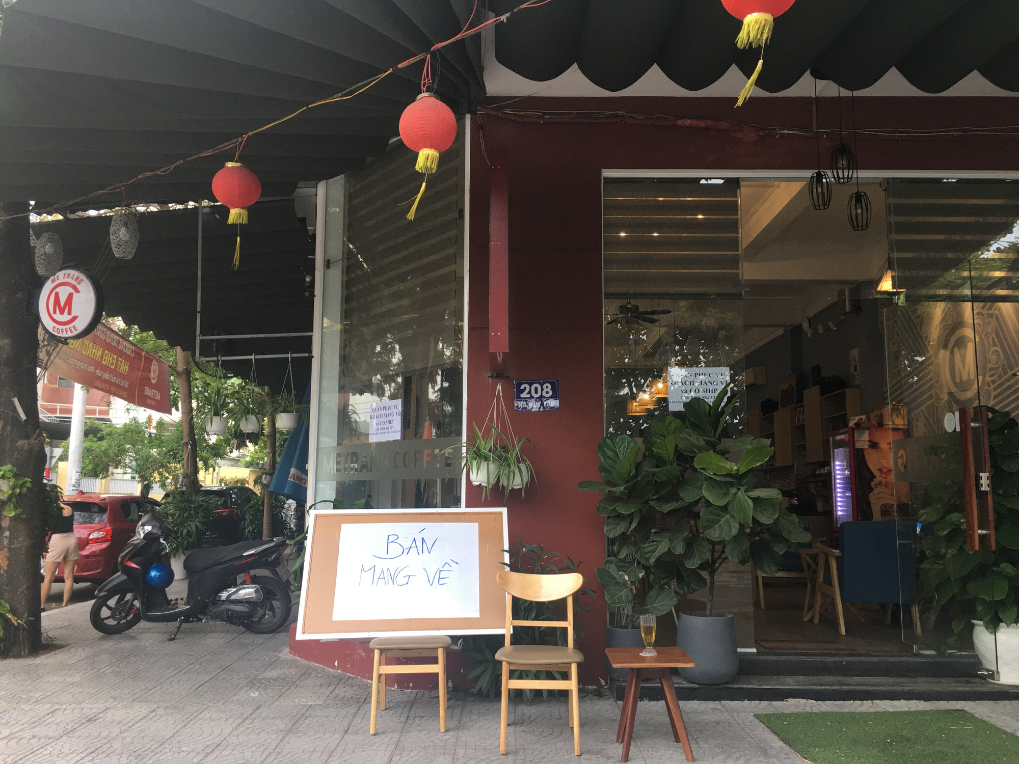 Người Đà Nẵng đi siêu thị mua về nấu ăn dù chính quyền đã cho hàng quán bán online, mang về nhà - Ảnh 1. Người Đà Nẵng đi siêu thị mua về nấu ăn dù chính quyền đã cho hàng quán bán online, mang về nhà - Ảnh 1.
