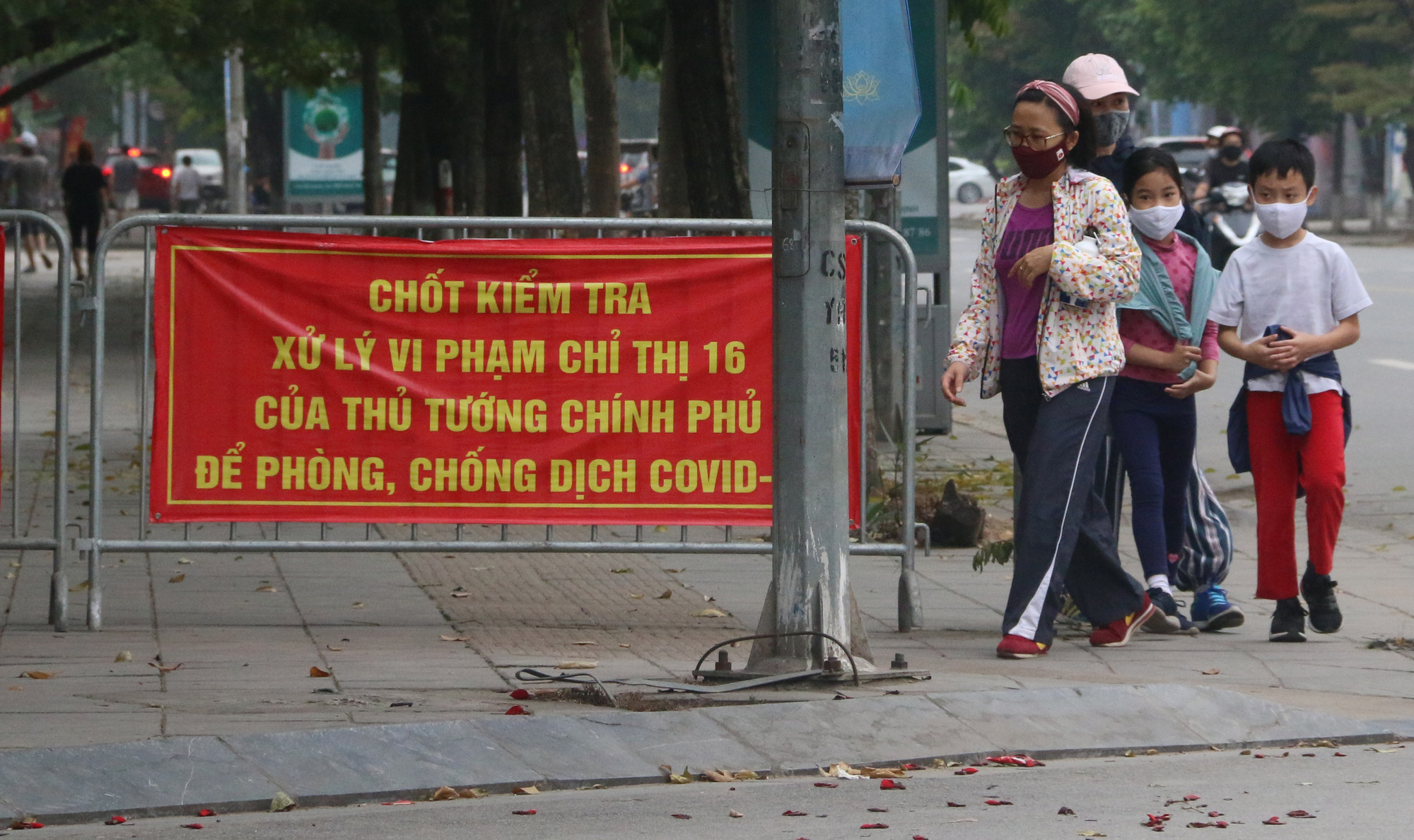 Hà Nội: Sân Keangnam và nhiều khu đô thị nhộn nhịp người chơi, tập thể dục trong ngày đầu kéo dài cách li - Ảnh 11.