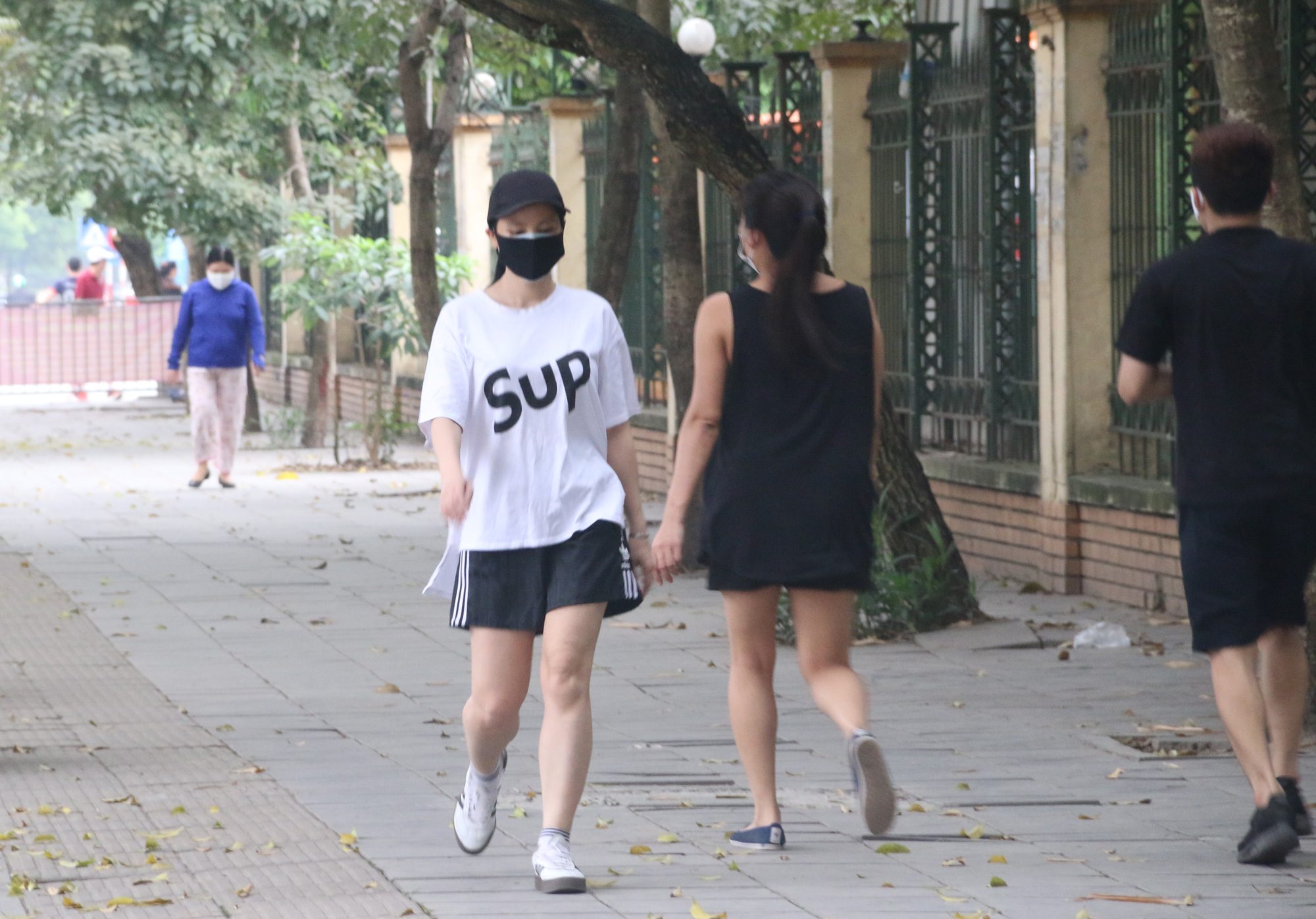 Hà Nội: Sân Keangnam và nhiều khu đô thị nhộn nhịp người chơi, tập thể dục trong ngày đầu kéo dài cách li - Ảnh 12.