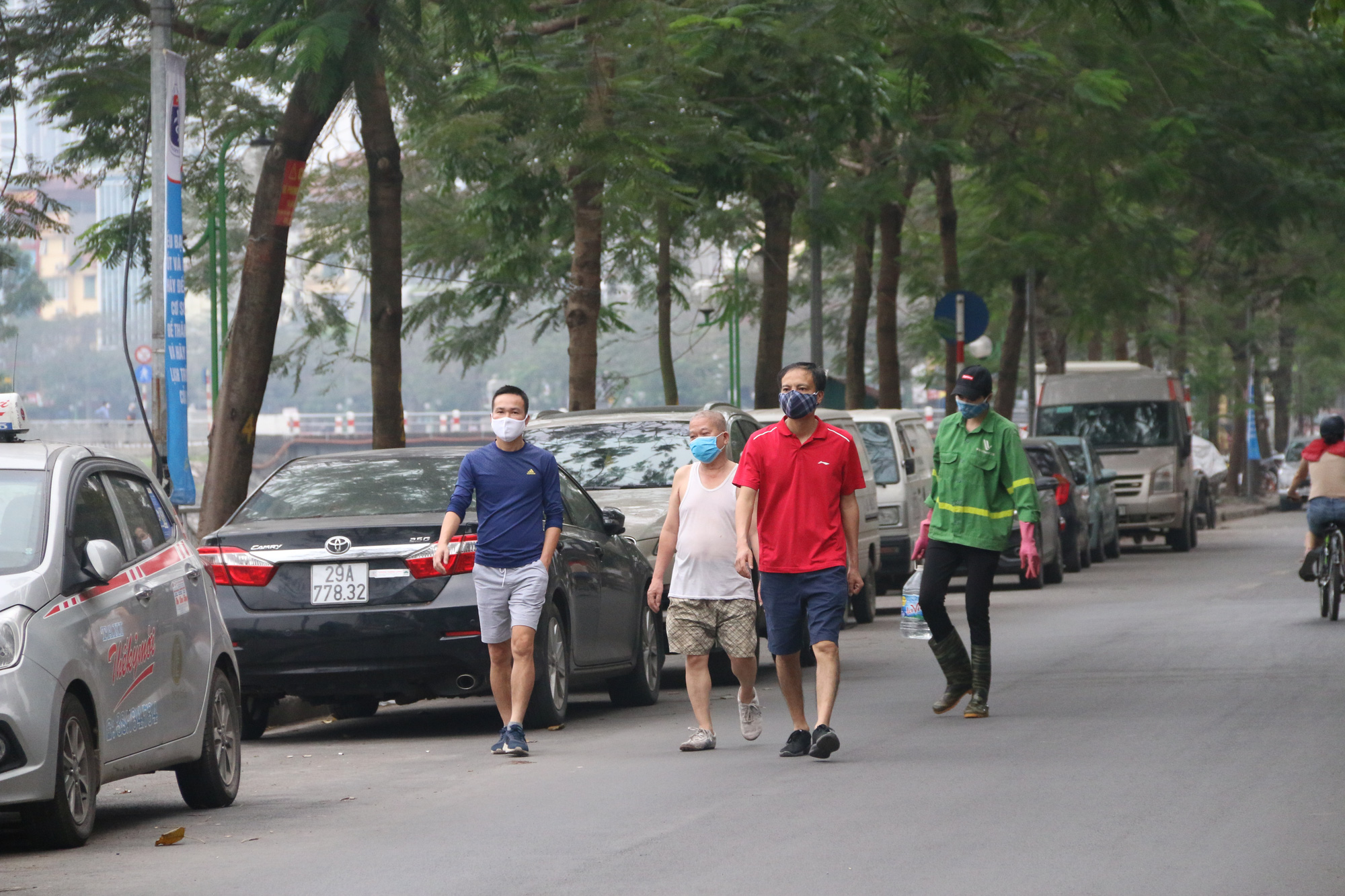 Hà Nội: Sân Keangnam và nhiều khu đô thị nhộn nhịp người chơi, tập thể dục trong ngày đầu kéo dài cách li - Ảnh 13.
