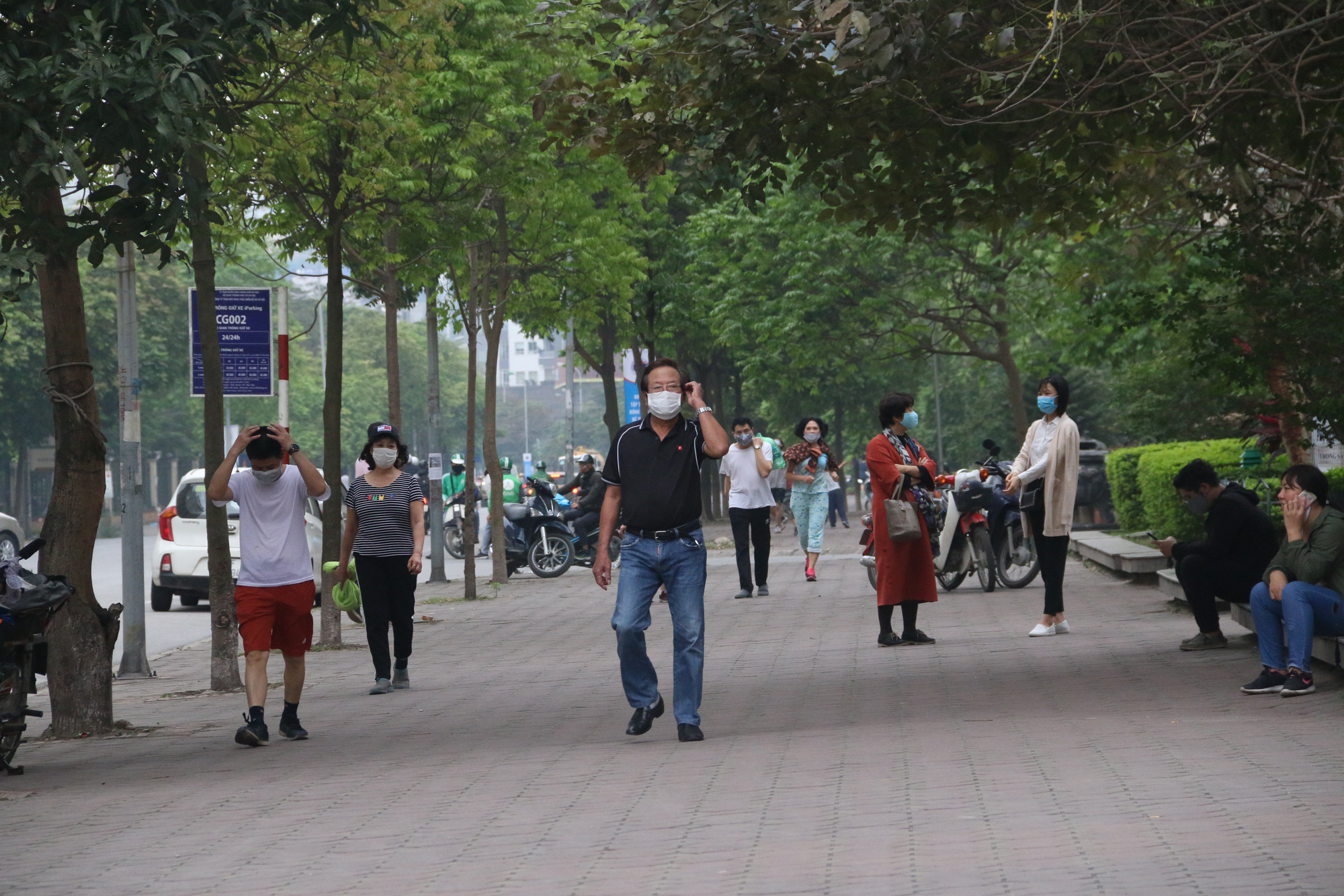 Hà Nội: Sân Keangnam và nhiều khu đô thị nhộn nhịp người chơi, tập thể dục trong ngày đầu kéo dài cách li - Ảnh 6.