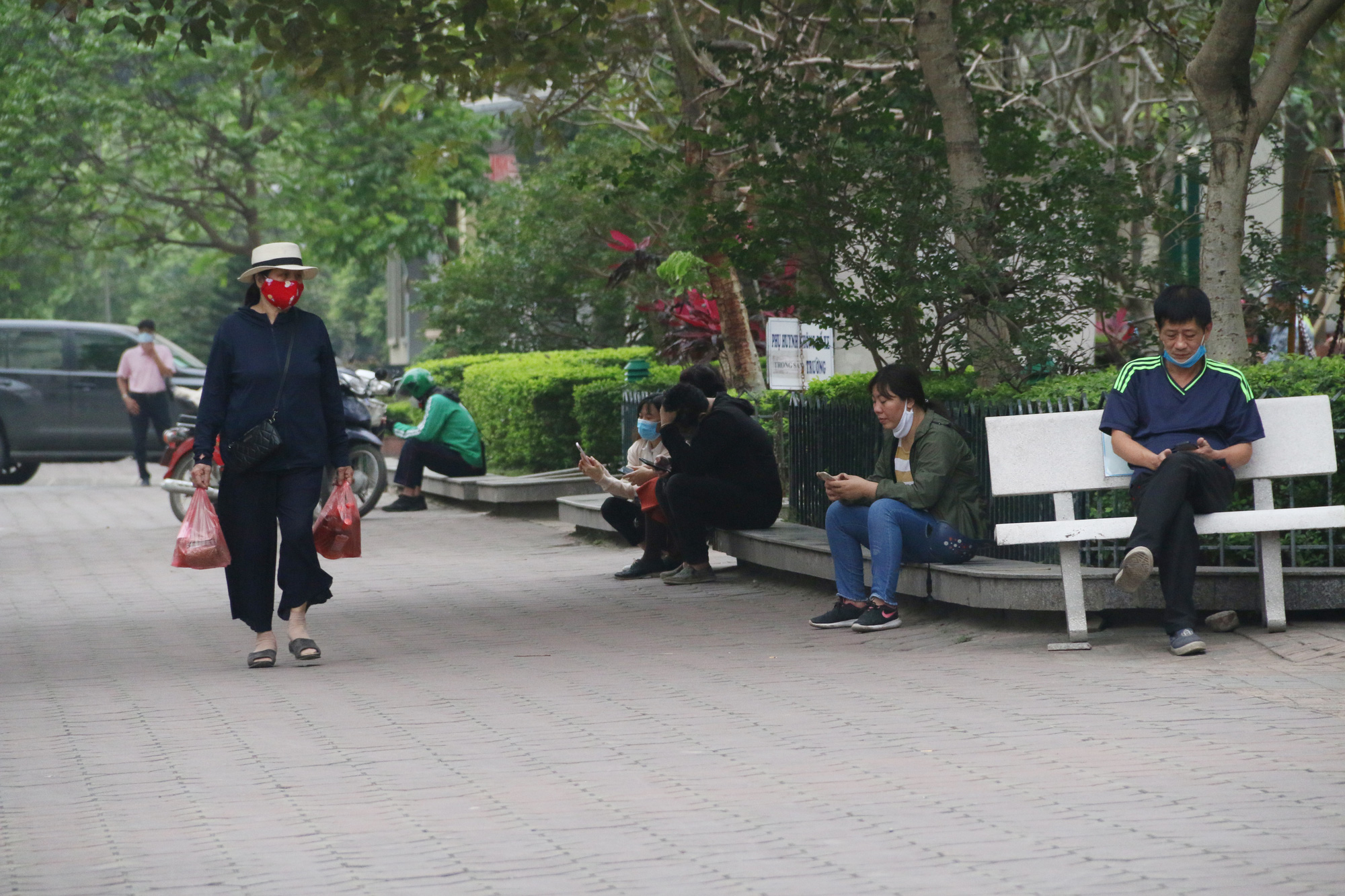 Hà Nội: Sân Keangnam và nhiều khu đô thị nhộn nhịp người chơi, tập thể dục trong ngày đầu kéo dài cách li - Ảnh 2.
