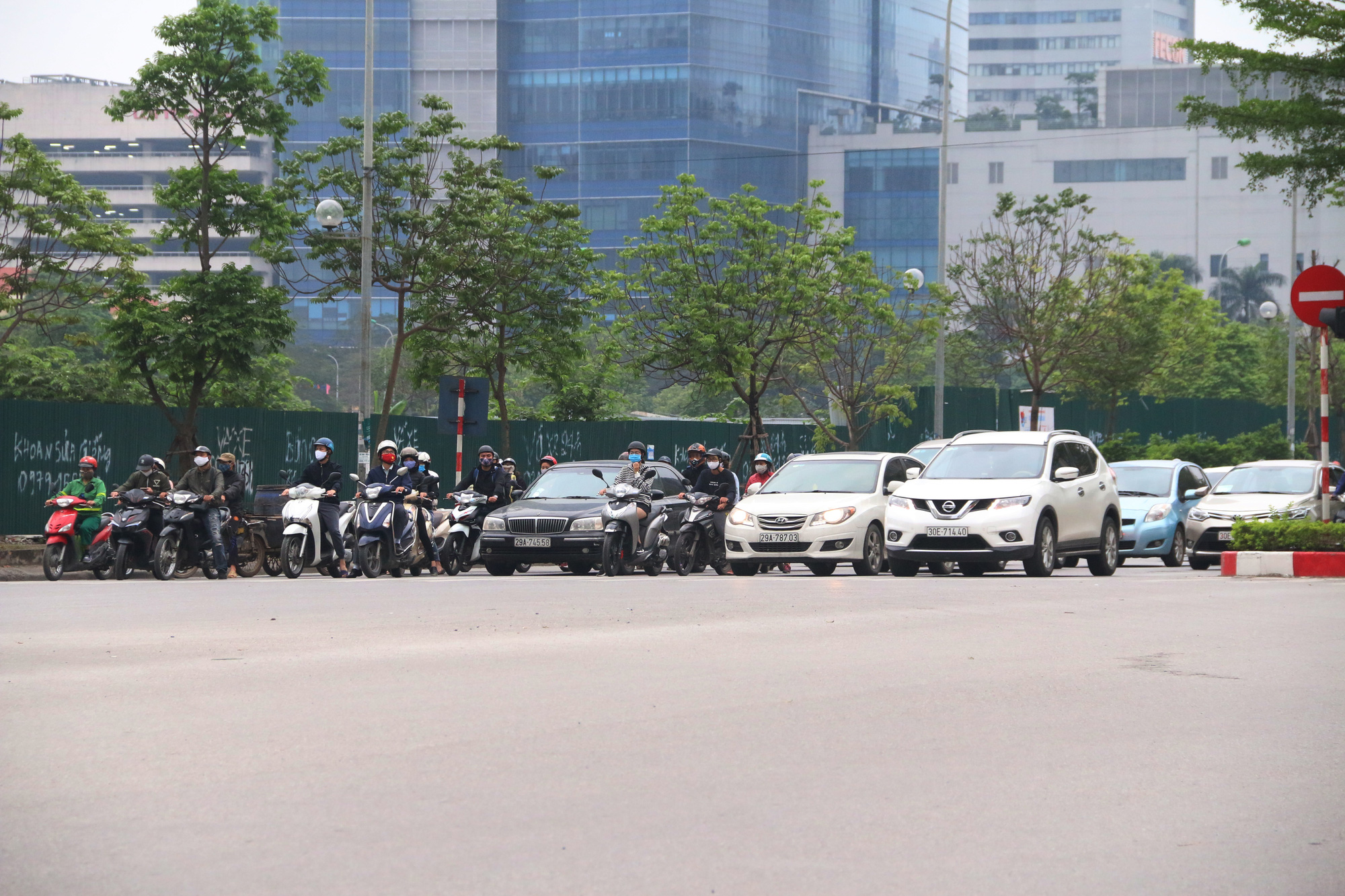 Hà Nội: Sân Keangnam và nhiều khu đô thị nhộn nhịp người chơi, tập thể dục trong ngày đầu kéo dài cách li - Ảnh 1.