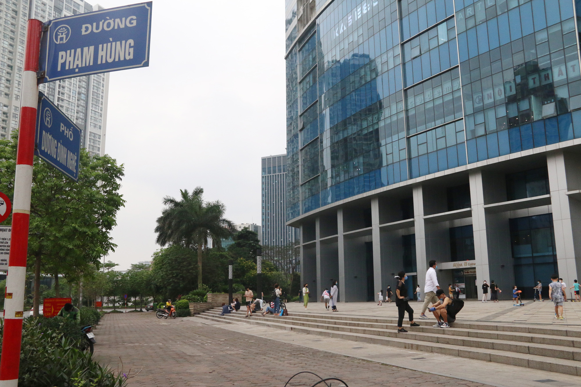 Hà Nội: Sân Keangnam và nhiều khu đô thị nhộn nhịp người chơi, tập thể dục trong ngày đầu kéo dài cách li - Ảnh 3.