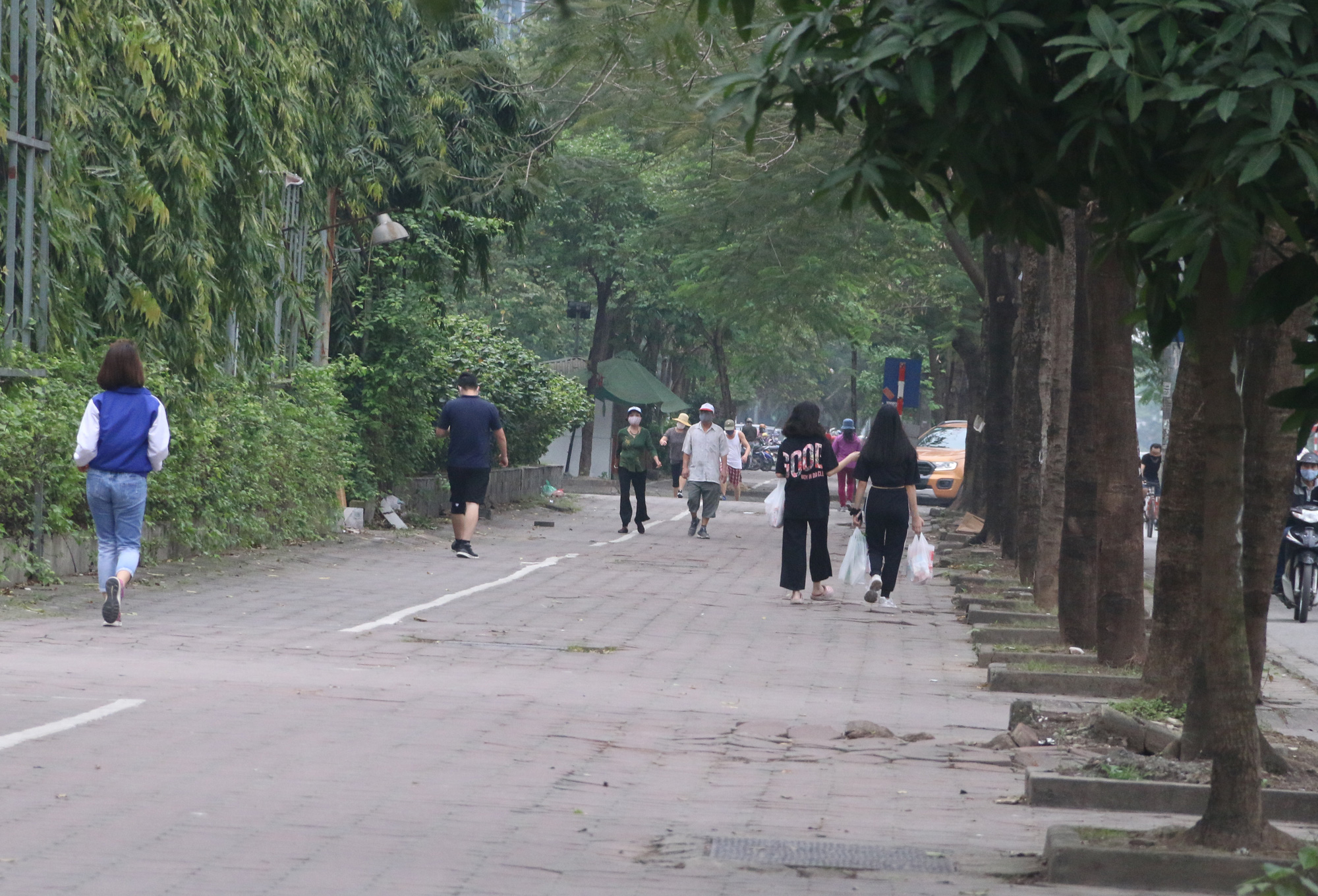 Hà Nội: Sân Keangnam và nhiều khu đô thị nhộn nhịp người chơi, tập thể dục trong ngày đầu kéo dài cách li - Ảnh 8.