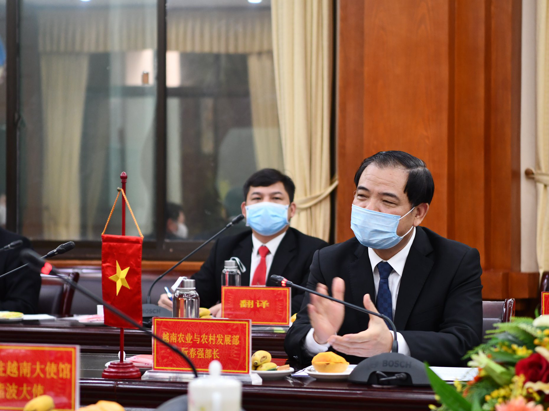 Bộ trưởng Nguyễn Xuân Cường đề nghị Trung Quốc tăng thời gian thông quan hàng ở cửa khẩu - Ảnh 1.