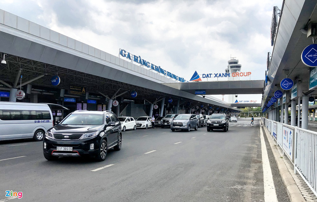 Cả gia đình mặc đồ bảo hộ kín mít tại sân bay Tân Sơn Nhất - Ảnh 10. Cả gia đình mặc đồ bảo hộ kín mít tại sân bay Tân Sơn Nhất - Ảnh 10.