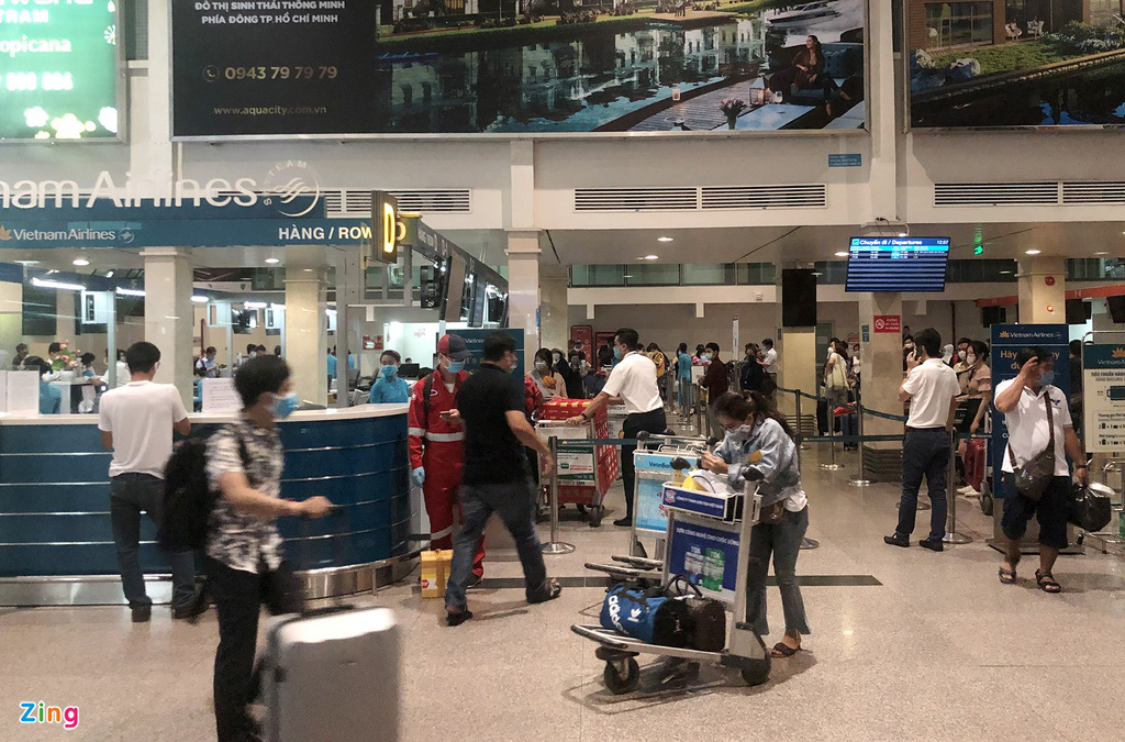 Cả gia đình mặc đồ bảo hộ kín mít tại sân bay Tân Sơn Nhất - Ảnh 11. Cả gia đình mặc đồ bảo hộ kín mít tại sân bay Tân Sơn Nhất - Ảnh 11.