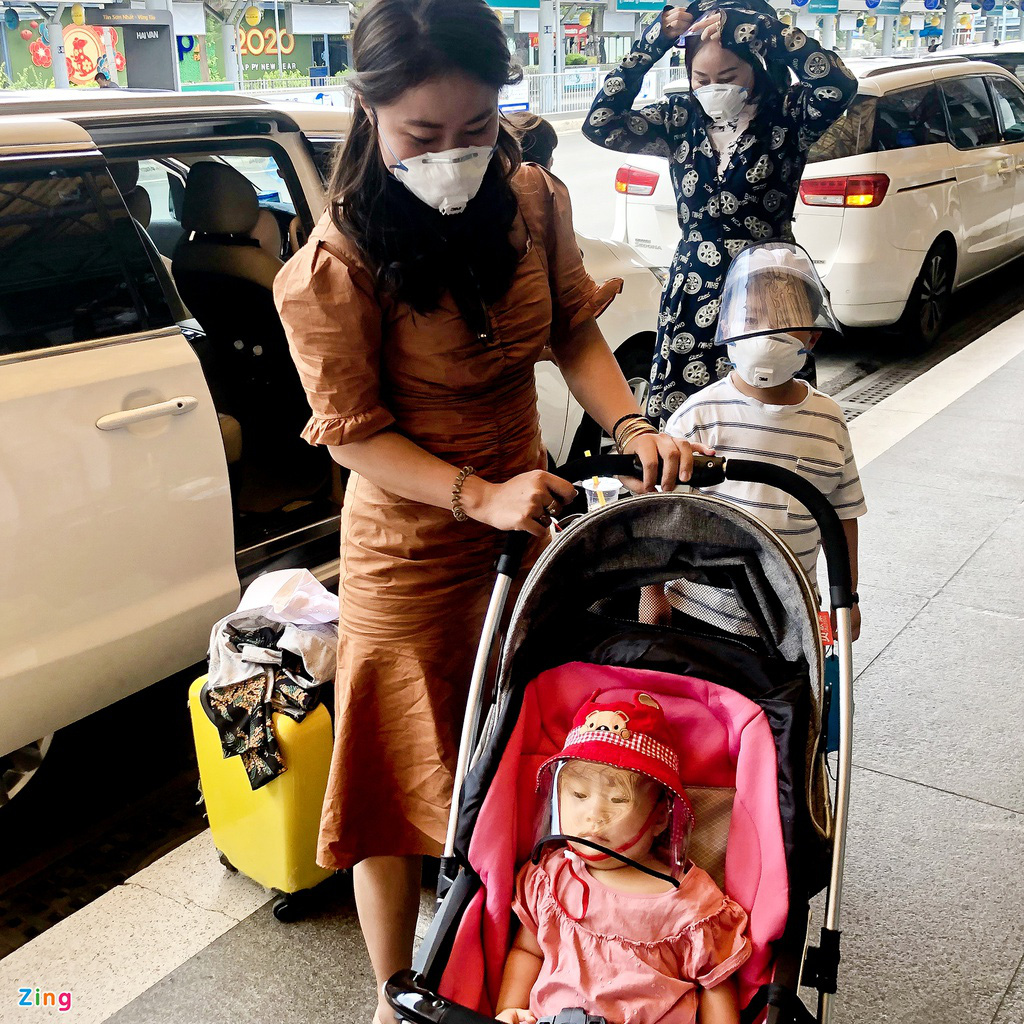 Cả gia đình mặc đồ bảo hộ kín mít tại sân bay Tân Sơn Nhất - Ảnh 3. Cả gia đình mặc đồ bảo hộ kín mít tại sân bay Tân Sơn Nhất - Ảnh 3.