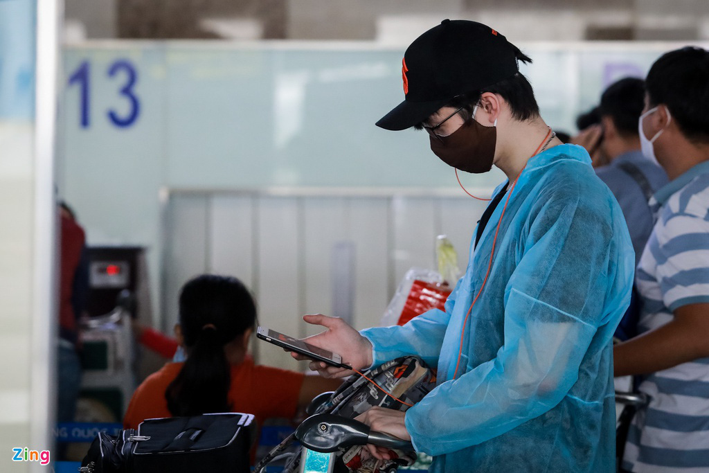 Sân bay đông đúc sau khi tăng chuyến bay nội địa - Ảnh 4.