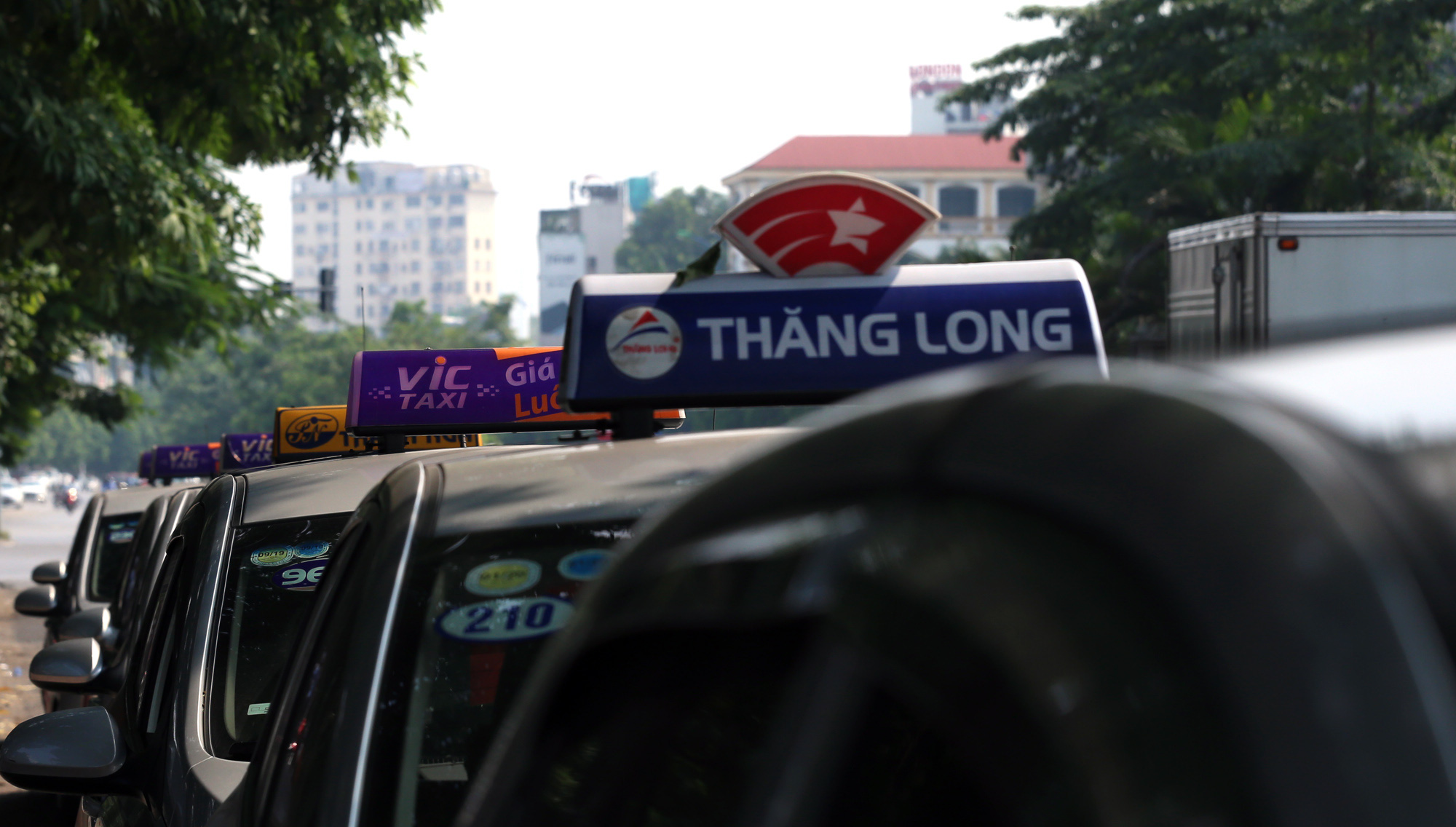 Taxi Hà Nội và xe khách tiếp tục dừng hoạt động - Ảnh 1. Taxi Hà Nội và xe khách tiếp tục dừng hoạt động - Ảnh 1.