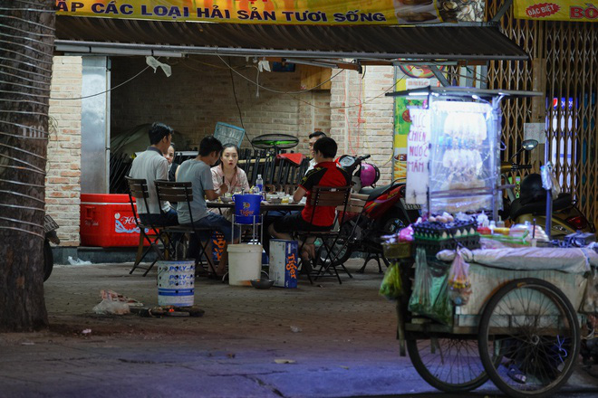 Lãnh đạo TP HCM: 'Nhóm nhậu ven đường bắt đầu xuất hiện' - Ảnh 1. Lãnh đạo TP HCM: 'Nhóm nhậu ven đường bắt đầu xuất hiện' - Ảnh 1.