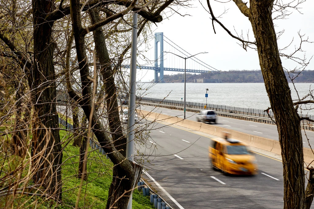 Đường phố New York vắng người vì dịch Covid-19, nỗi lo hung thần xa lộ nhân lên gấp đôi - Ảnh 1.