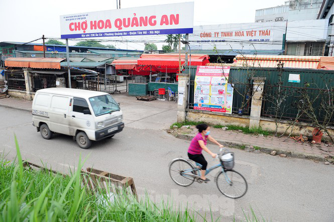 Chợ hoa lớn nhất Hà Nội đóng cửa chuyển sang bán hàng trực tuyến - Ảnh 2. Chợ hoa lớn nhất Hà Nội đóng cửa chuyển sang bán hàng trực tuyến - Ảnh 2.
