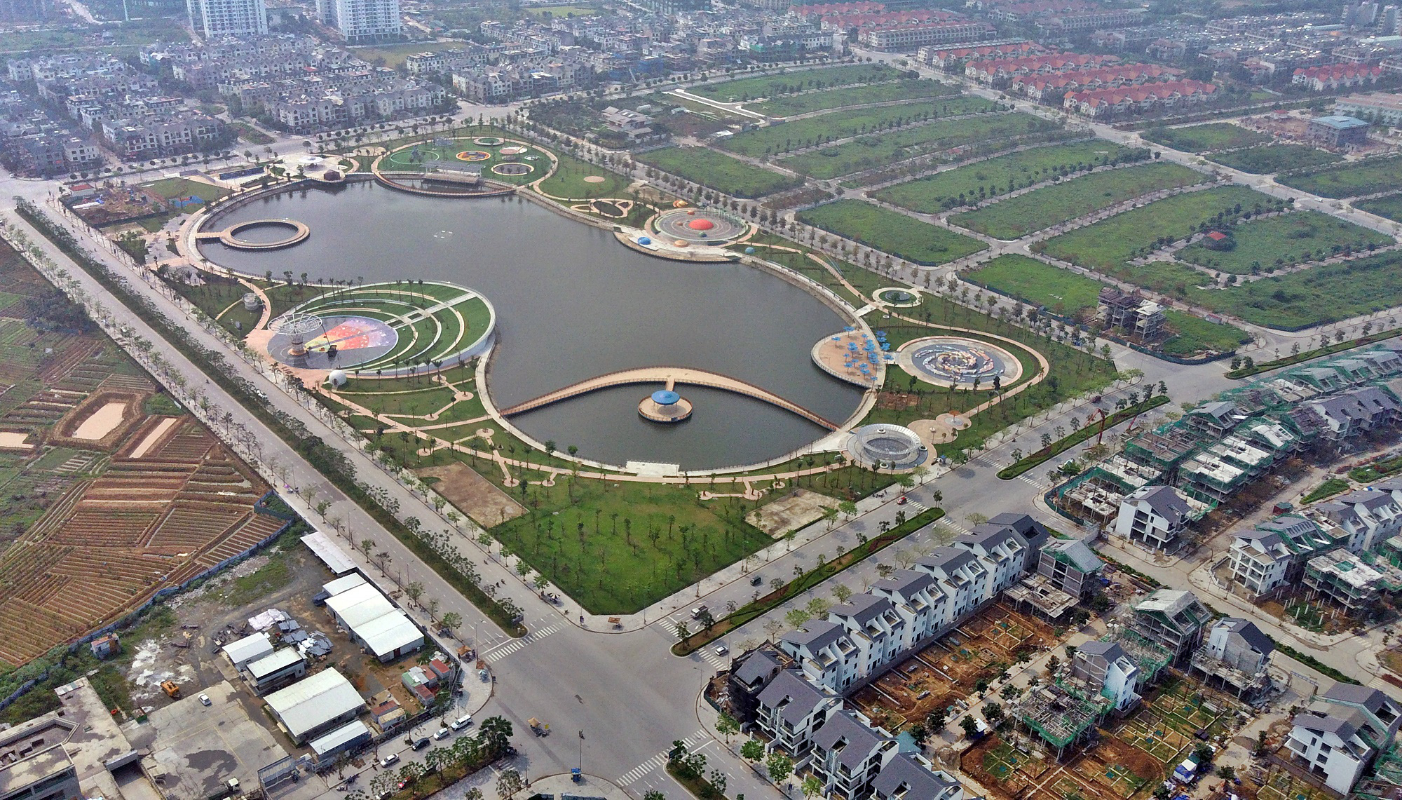 Công viên Thiên văn học đầu tiên Đông Nam Á ở KĐT Dương Nội đẹp lung linh nhìn từ trên cao - Ảnh 1.