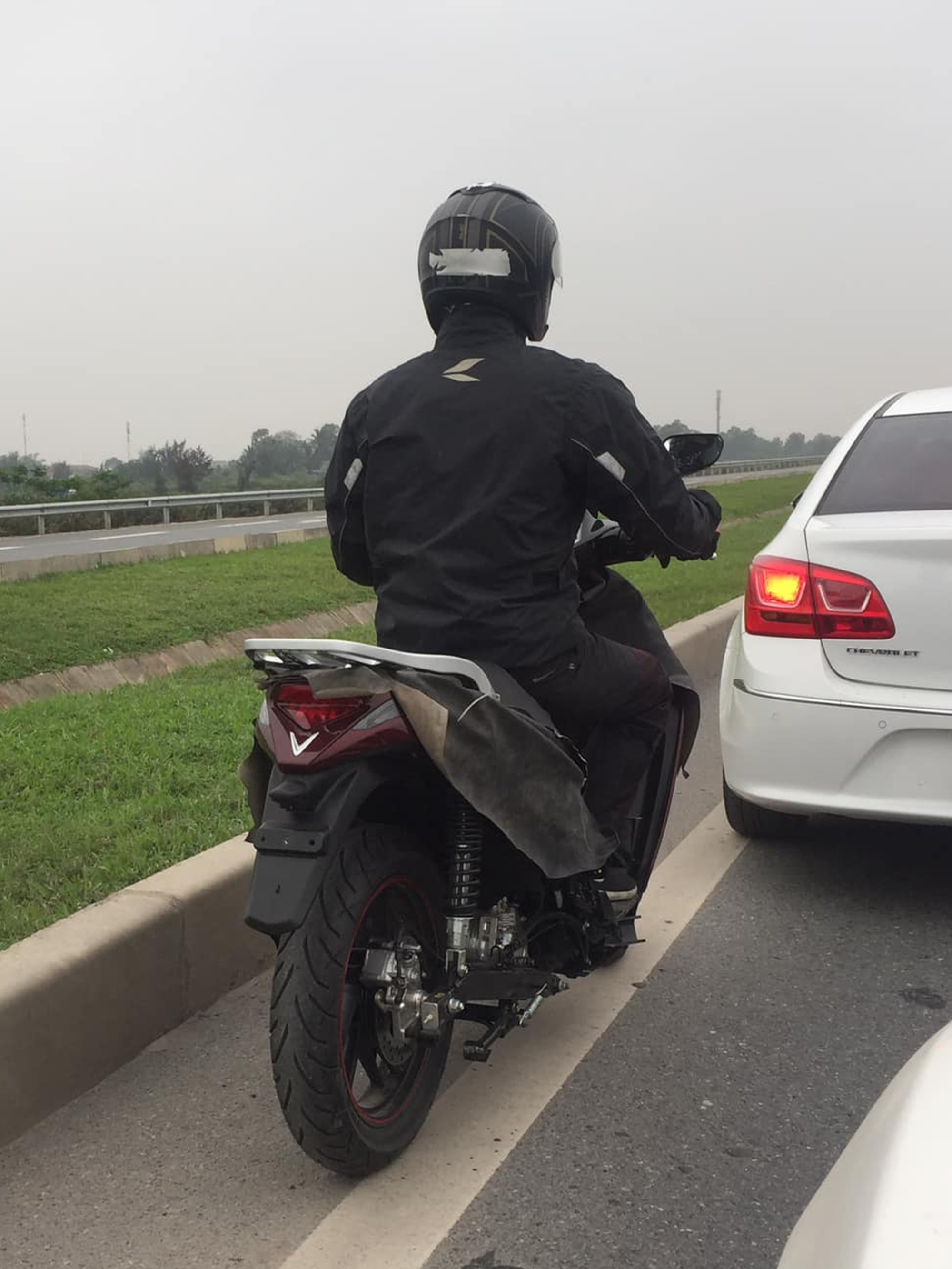 Lộ diện xe máy điện VinFast trên đường chạy thử: Đối thủ đáng gờm của Honda SH? - Ảnh 1. Lộ diện xe máy điện VinFast trên đường chạy thử: Đối thủ đáng gờm của Honda SH? - Ảnh 1.