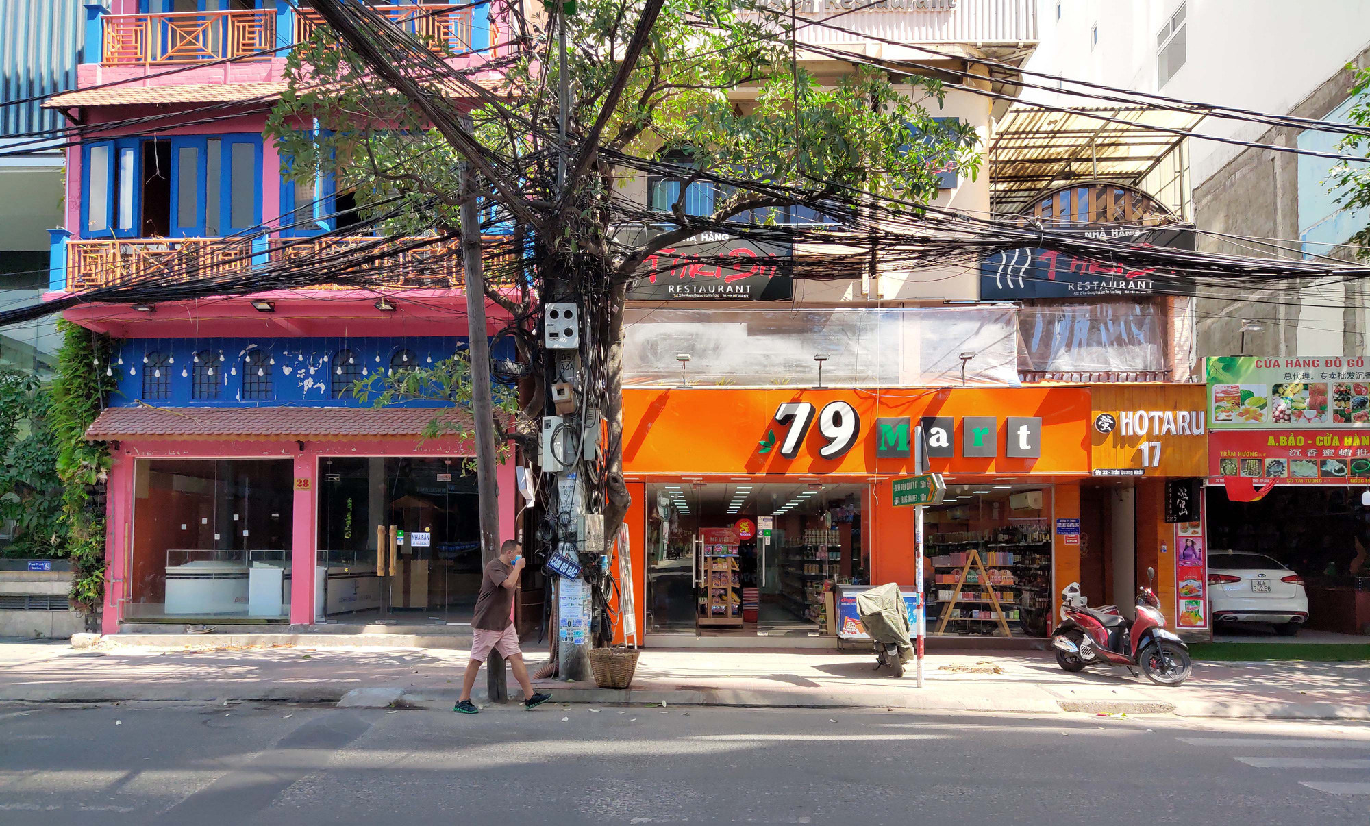 Du khách đeo khẩu trang tập luyện thể thao khi Nha Trang tạm ngừng tắm biển và đóng cửa các điểm vui chơi - Ảnh 3. Du khách đeo khẩu trang tập luyện thể thao khi Nha Trang tạm ngừng tắm biển và đóng cửa các điểm vui chơi - Ảnh 3.